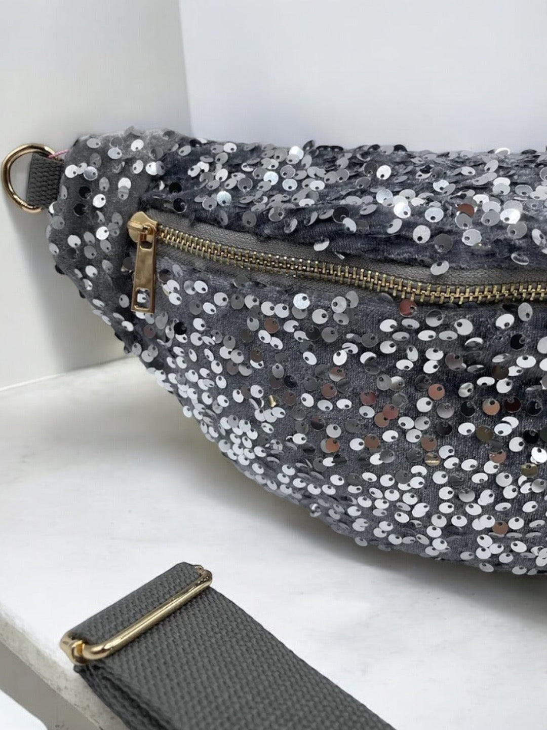 Sac banane tissu velours gris sequins argentés