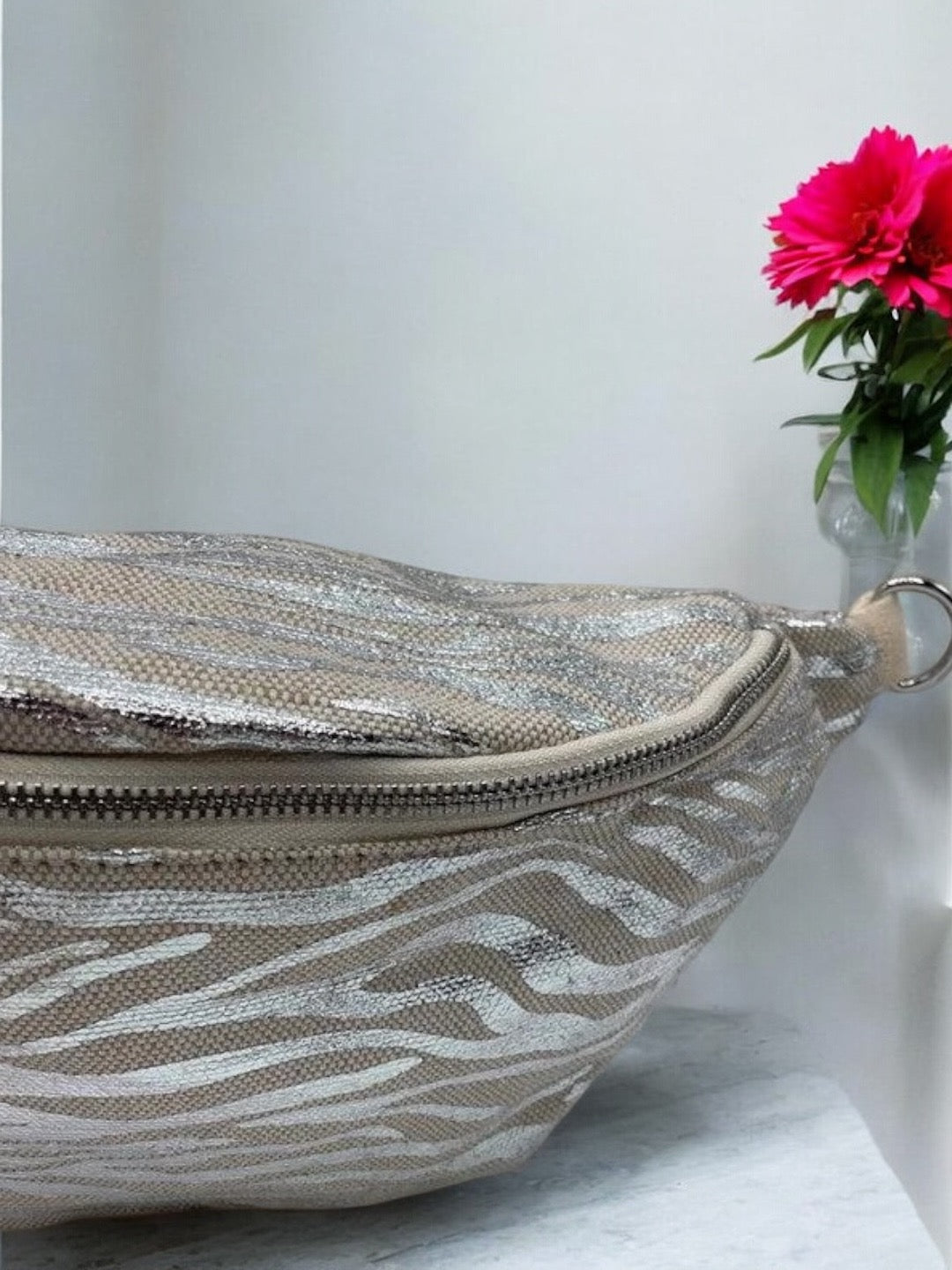 Sac banane XL tissu motif zebre argenté beige