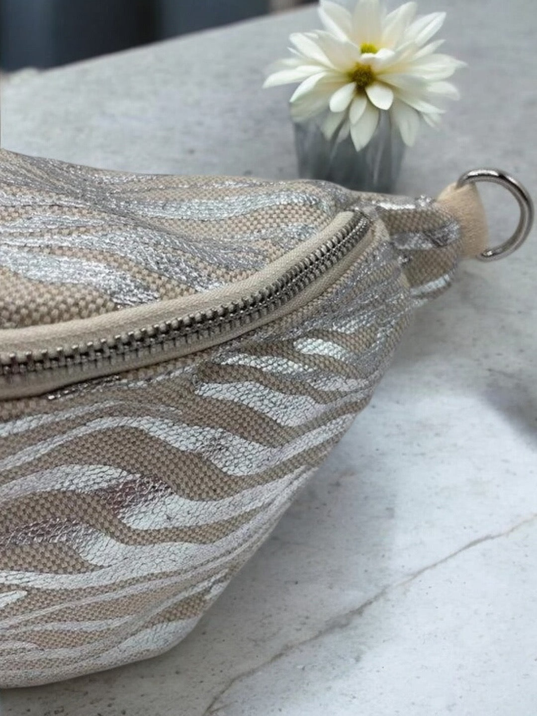 Sac banane XL tissu motif zebre argenté beige