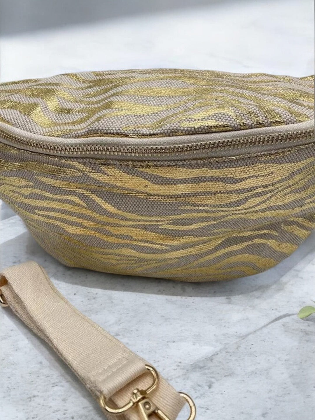 Sac banane XL tissu motifs zebre beige doré