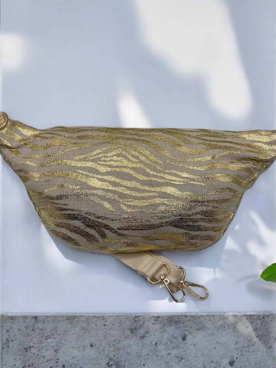 Sac banane XL tissu motifs zebre beige doré