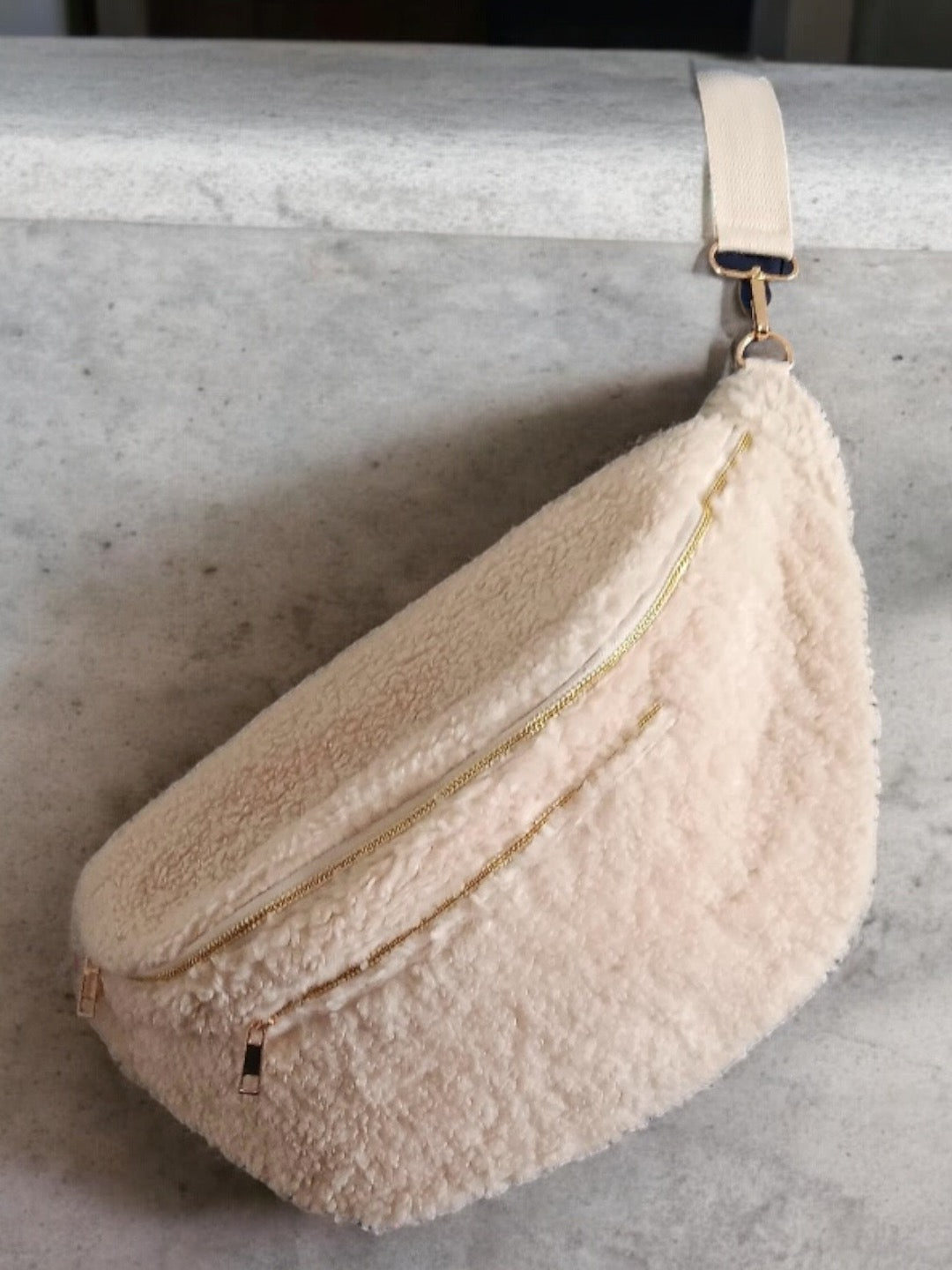 Sac banane XXL tissu toucher peluche deux poches Ecru