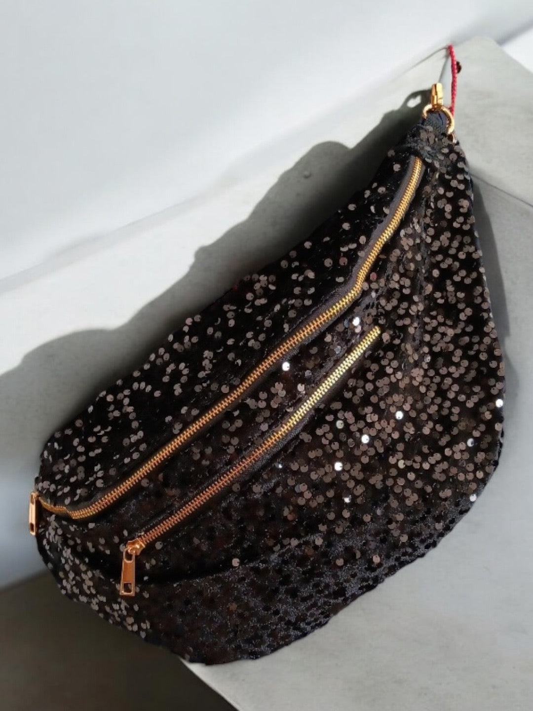 Sac banane XXL tissu velours noir à sequins noirs deux poches