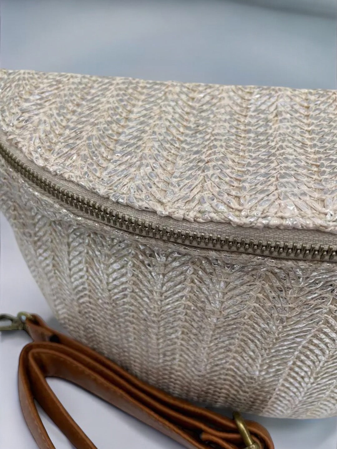 Sac banane XL tressé beige et argenté