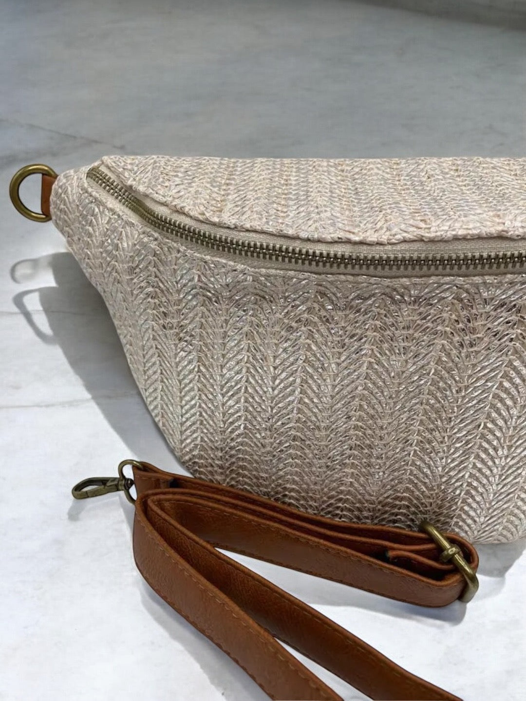 Sac banane XL tressé beige et argenté