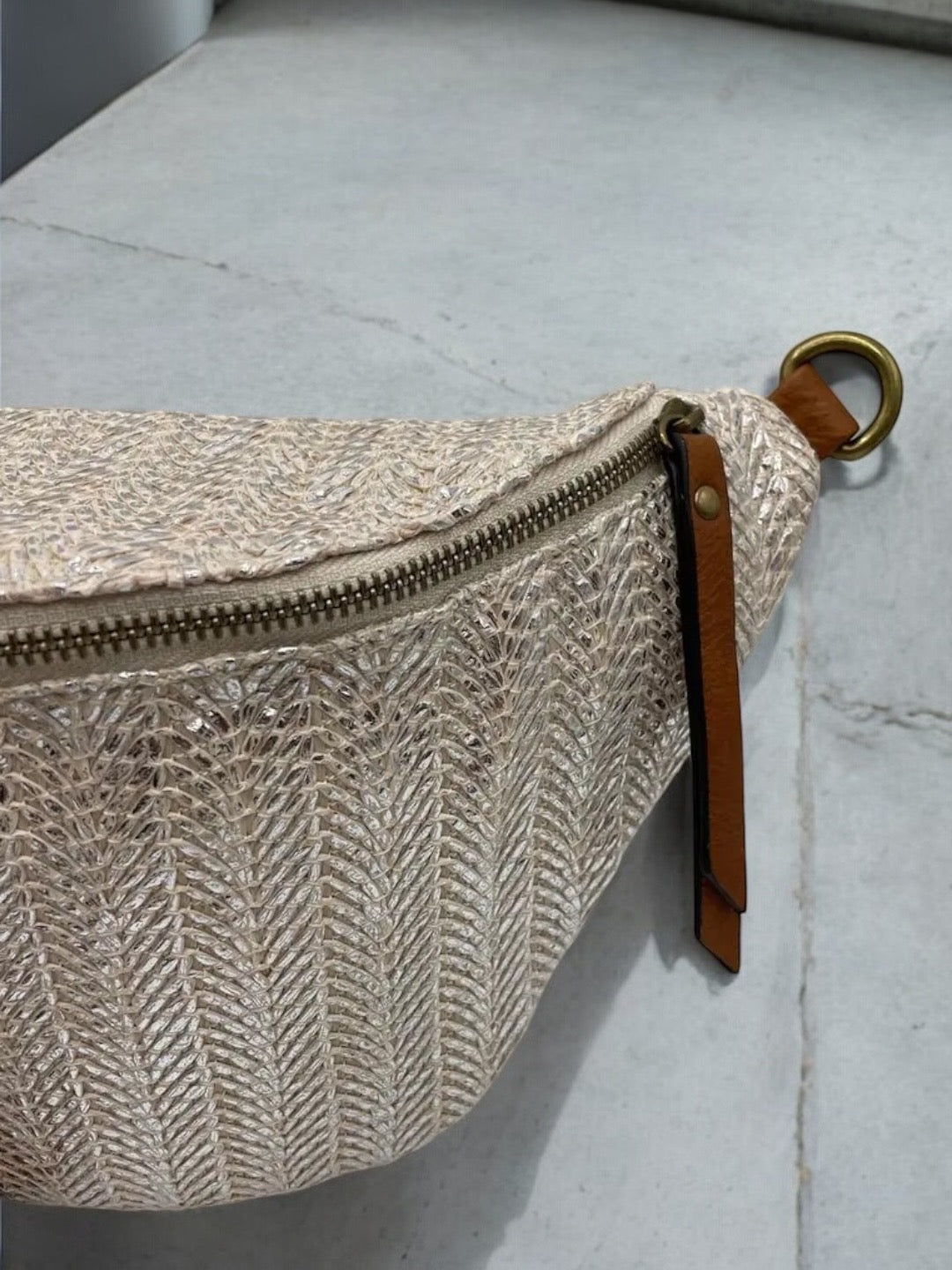 Sac banane XL tressé beige et argenté