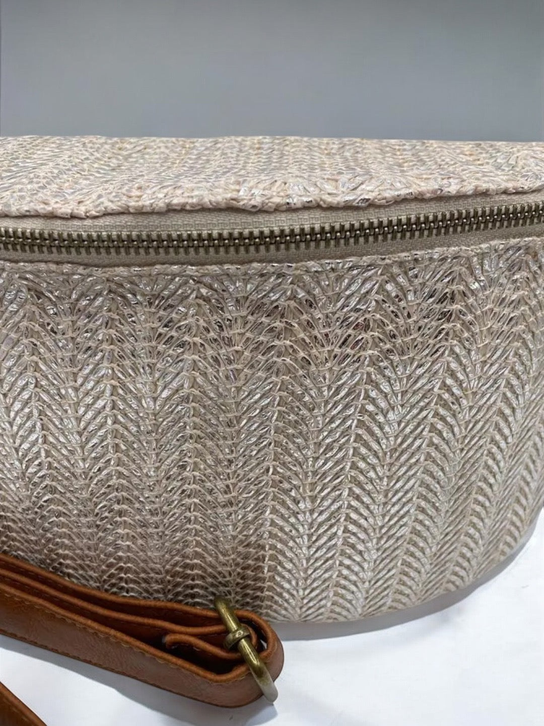 Sac banane XL tressé beige et argenté