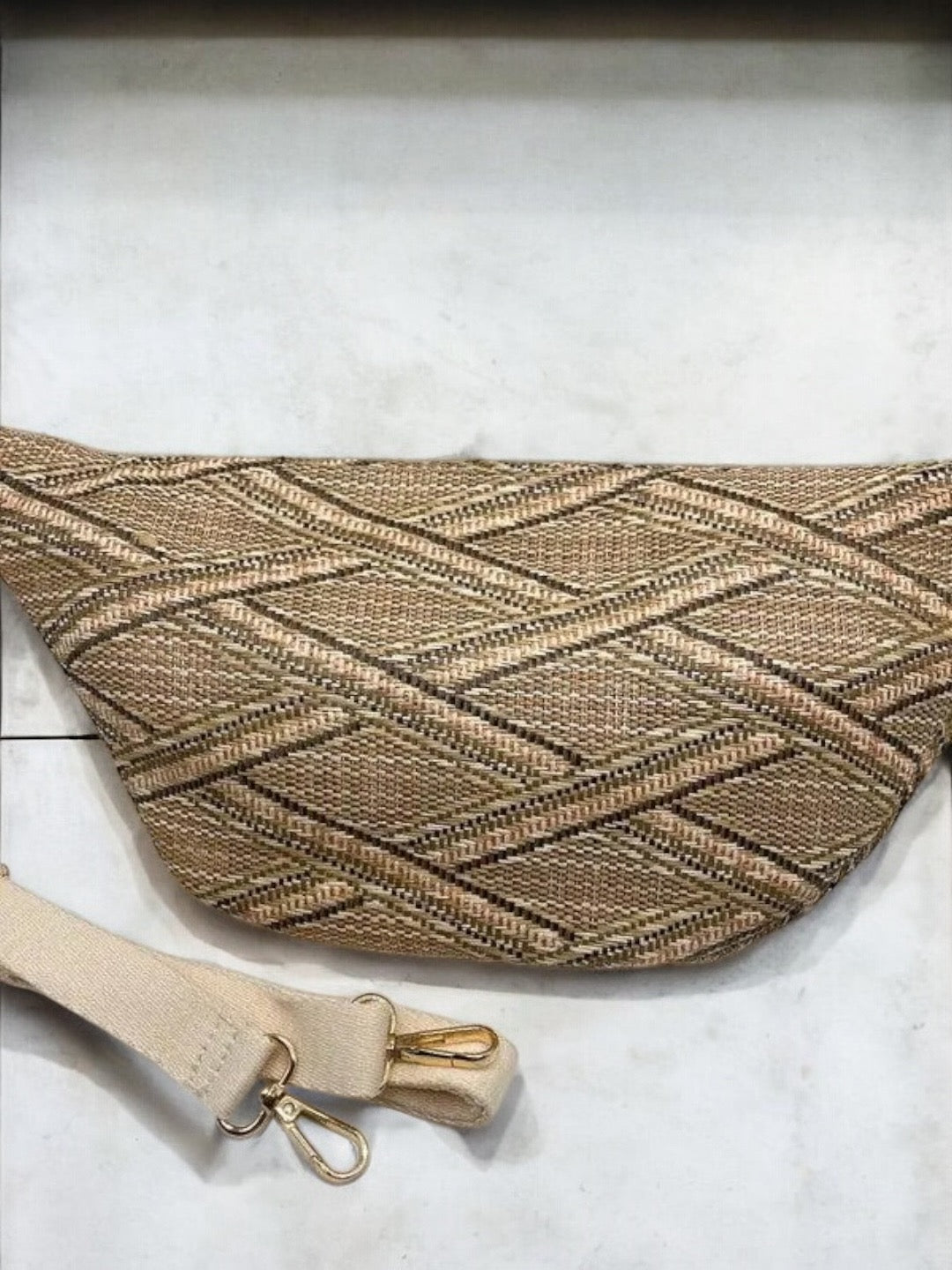 Sac banane XL tressé paille taupe beige