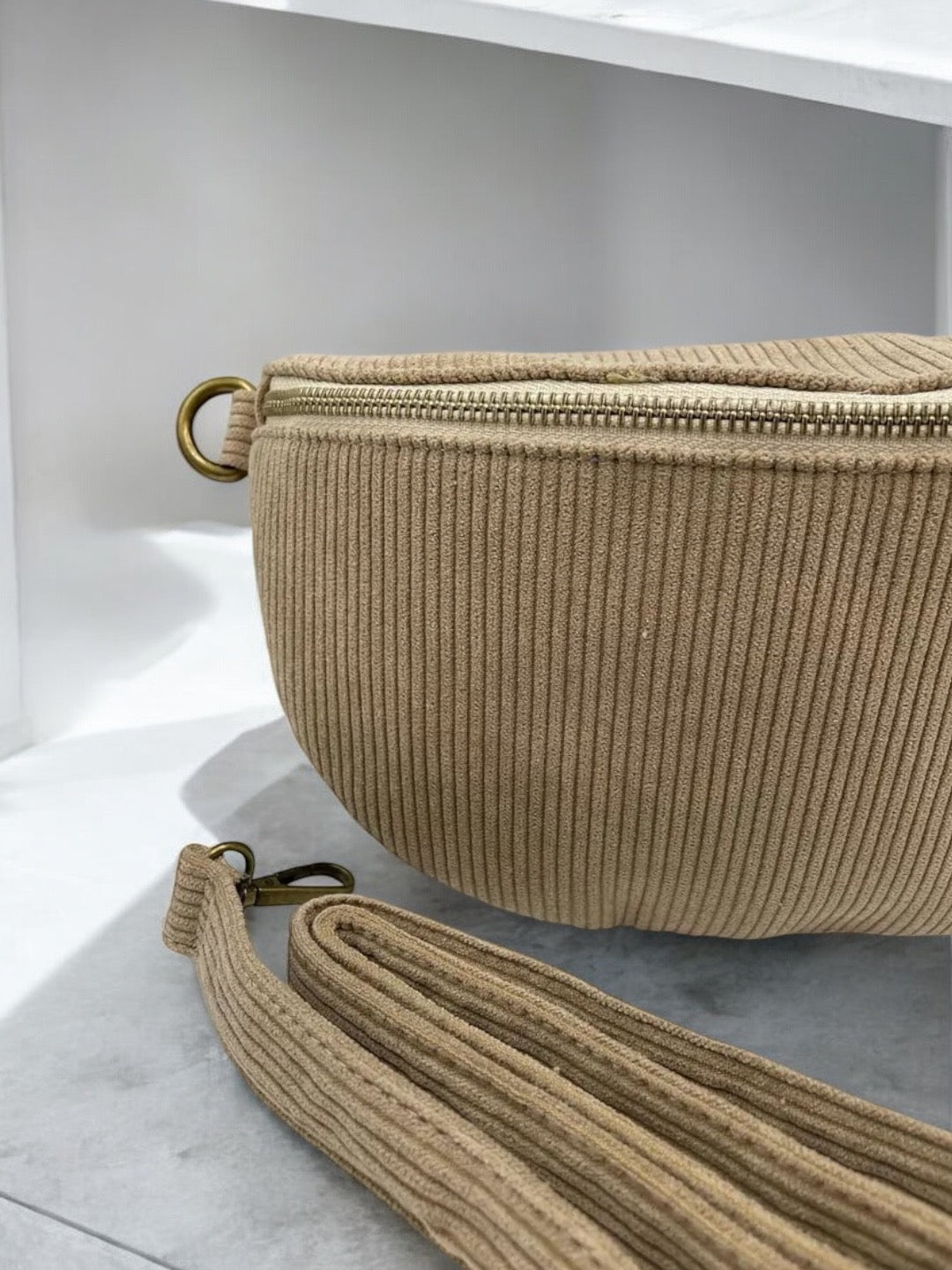 Sac banane velours côtelé beige taupe avec bandoulière côtelé