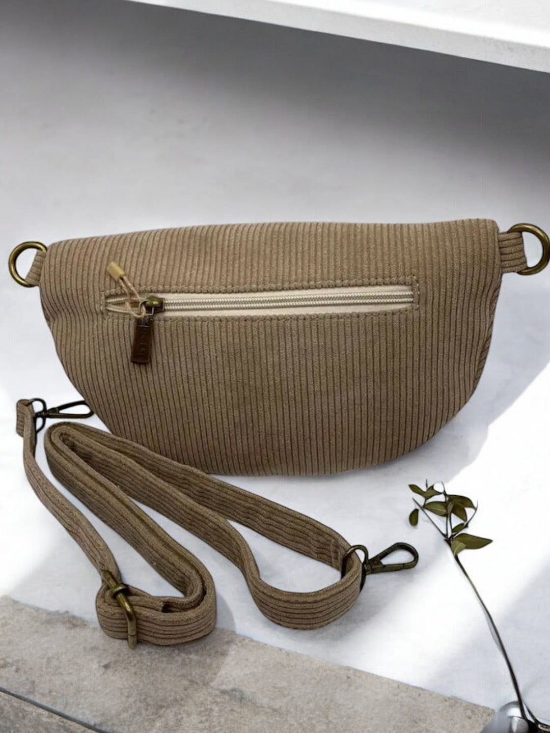 Sac banane velours côtelé beige taupe avec bandoulière côtelé