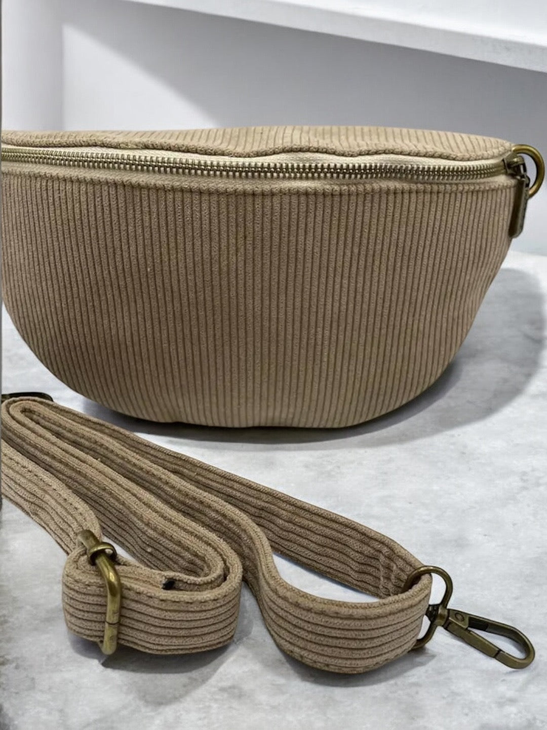 Sac banane velours côtelé beige taupe avec bandoulière côtelé