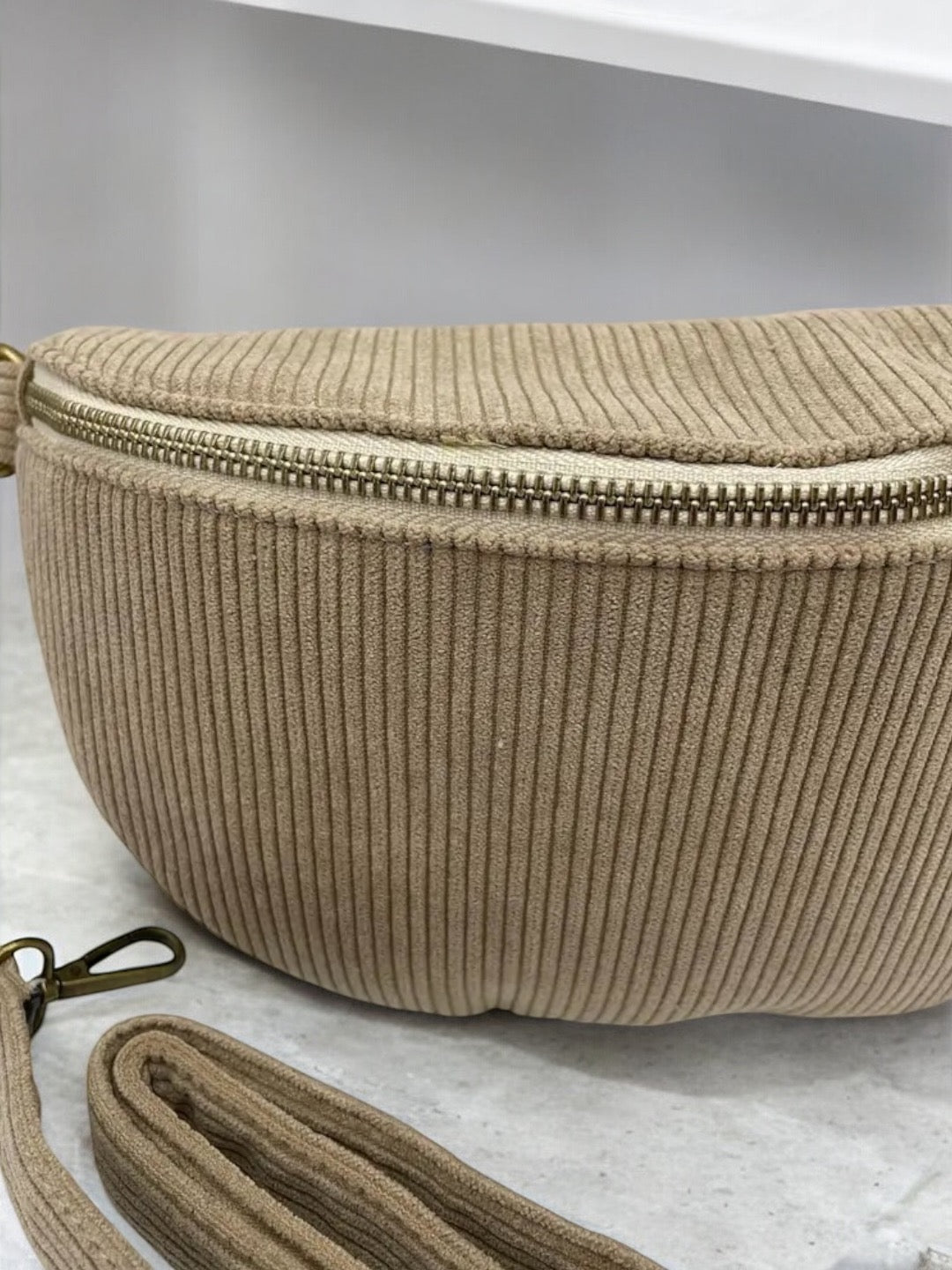 Sac banane velours côtelé beige taupe avec bandoulière côtelé