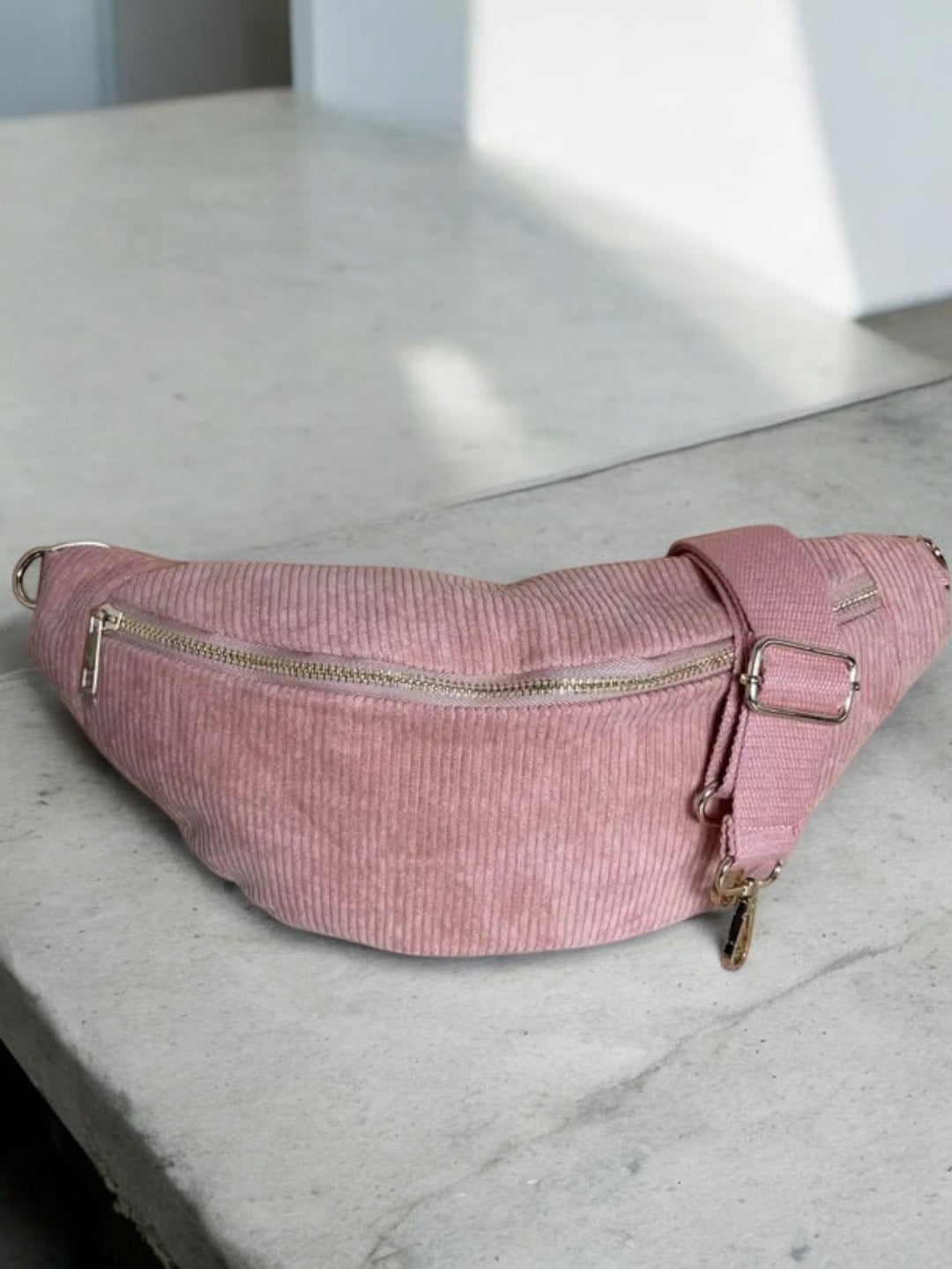 Sac banane velours cotelé couleur rose