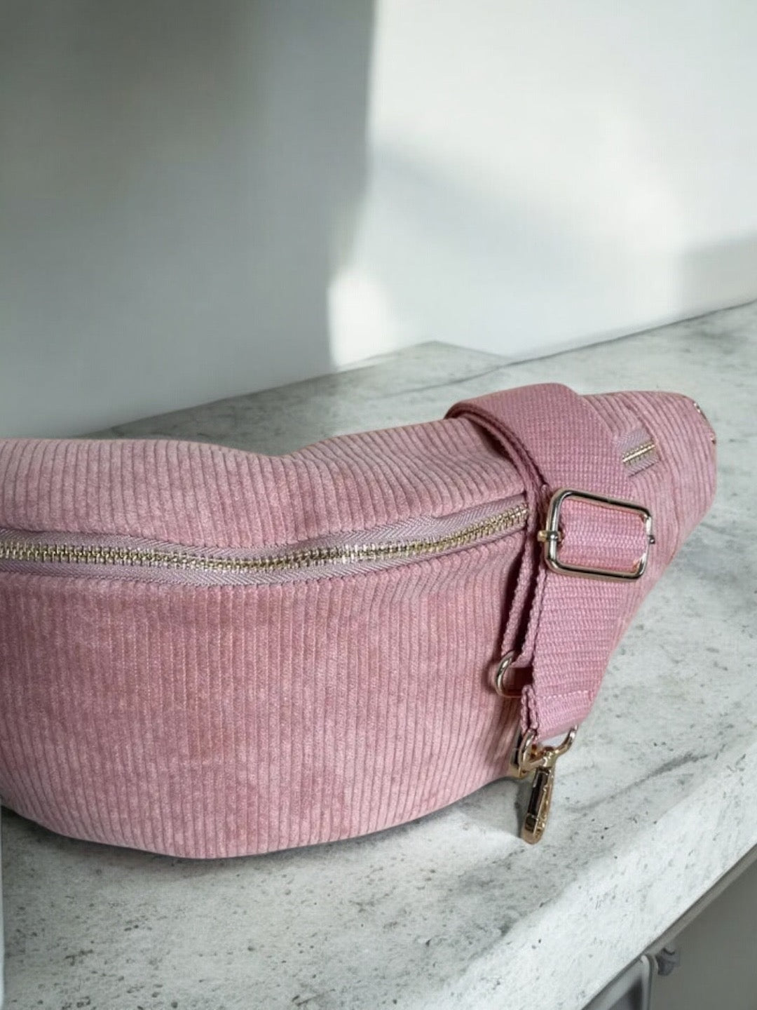 Sac banane velours cotelé couleur rose