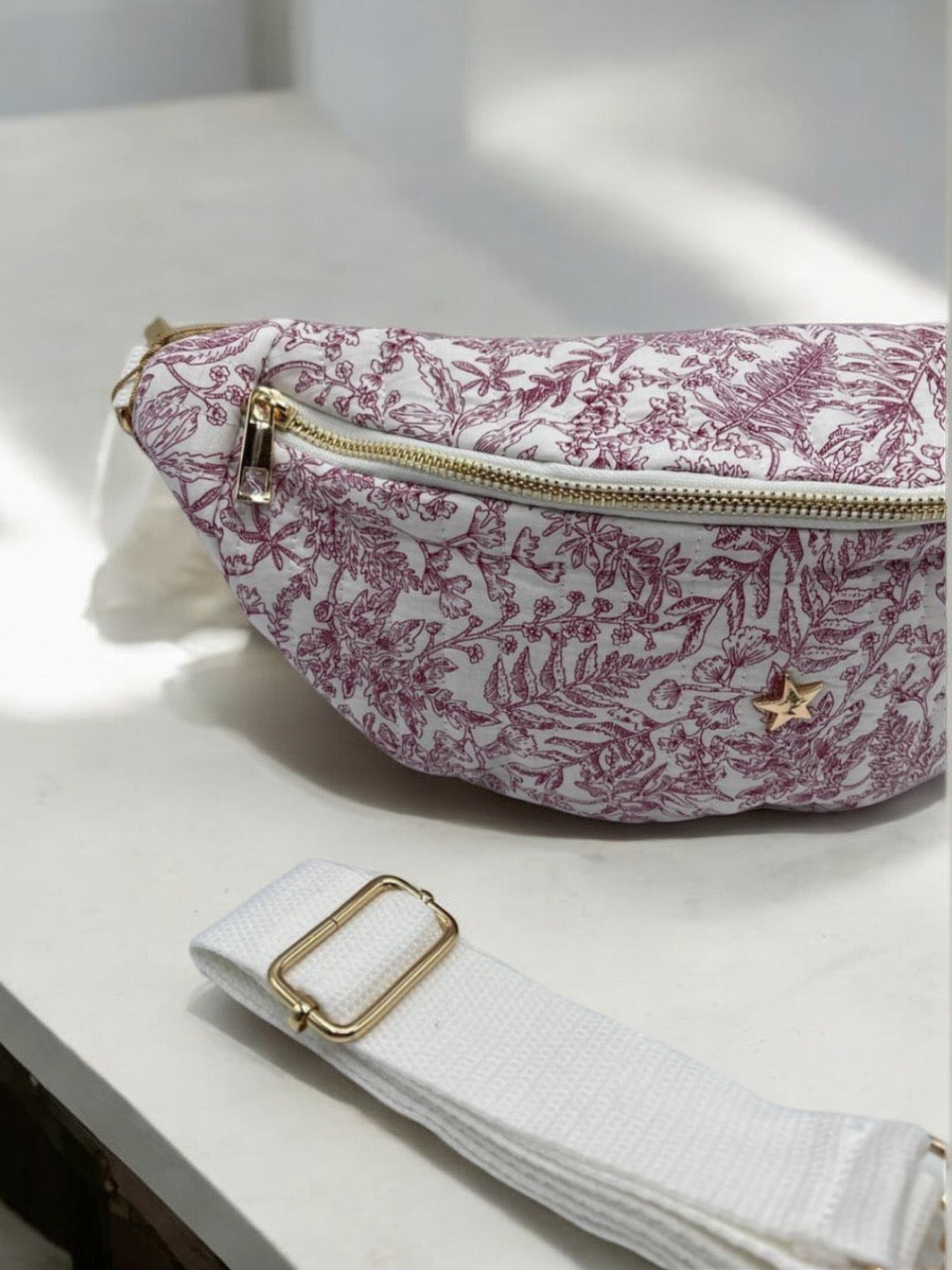 Sac banane en coton matelassé toile de jouy rouge et creme