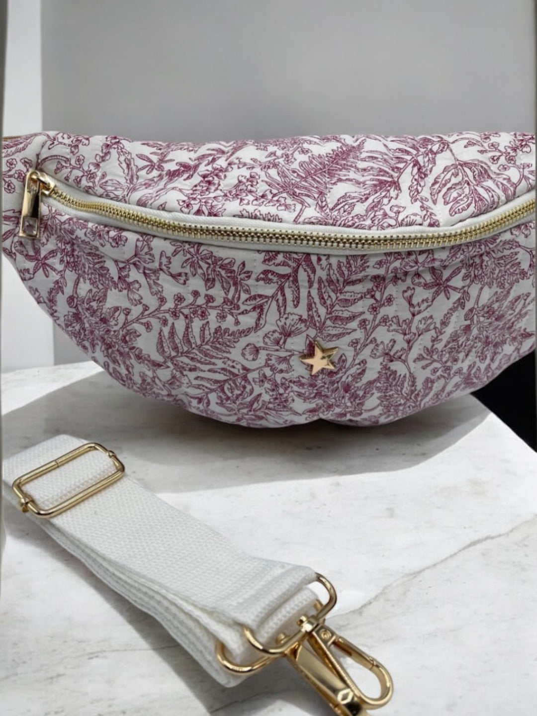 Sac banane en coton matelassé toile de jouy rouge et creme