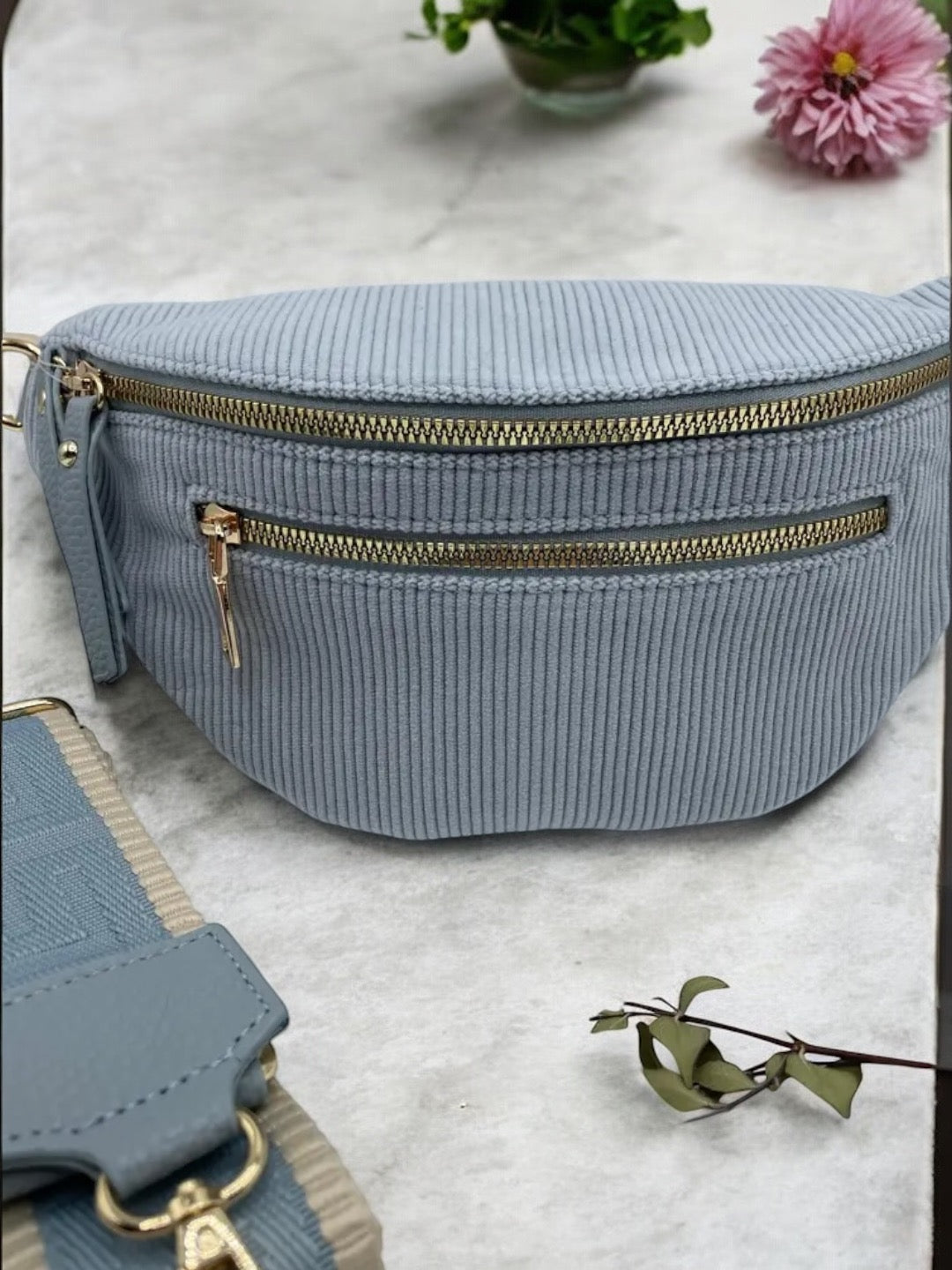 Sac banane velours côtelé 2 poches bleu clair sangle fantaisie