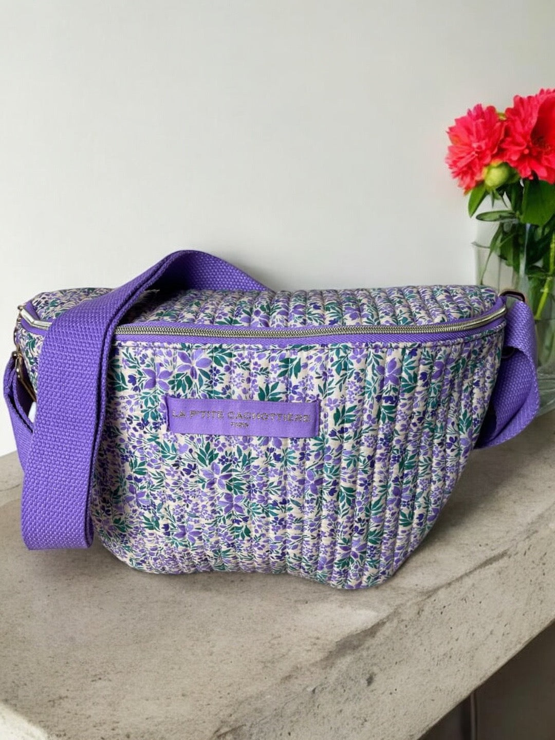 Sac banane en coton liberty fleuri parme « La Ptite cachottière »