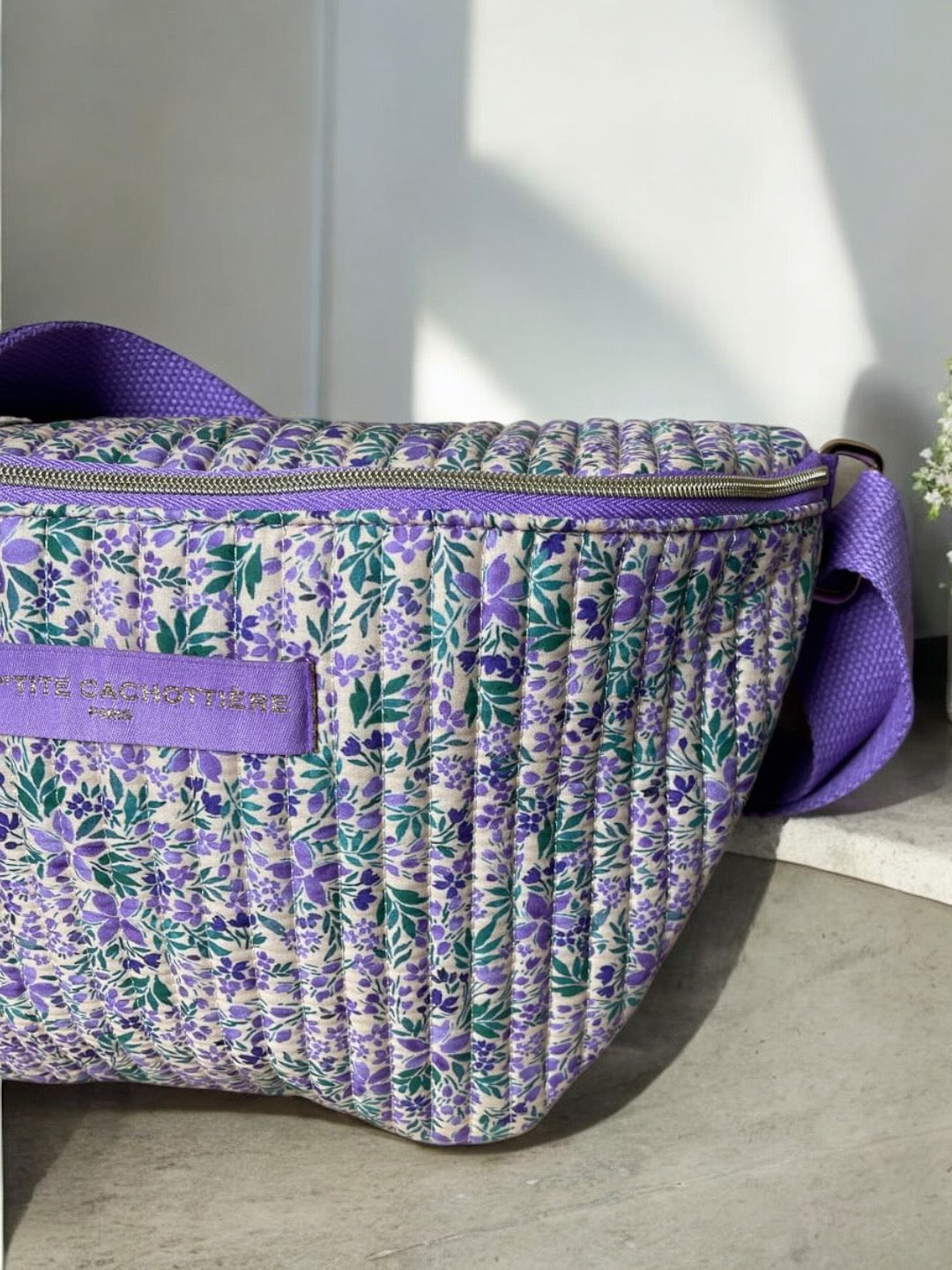 Sac banane en coton liberty fleuri parme « La Ptite cachottière »