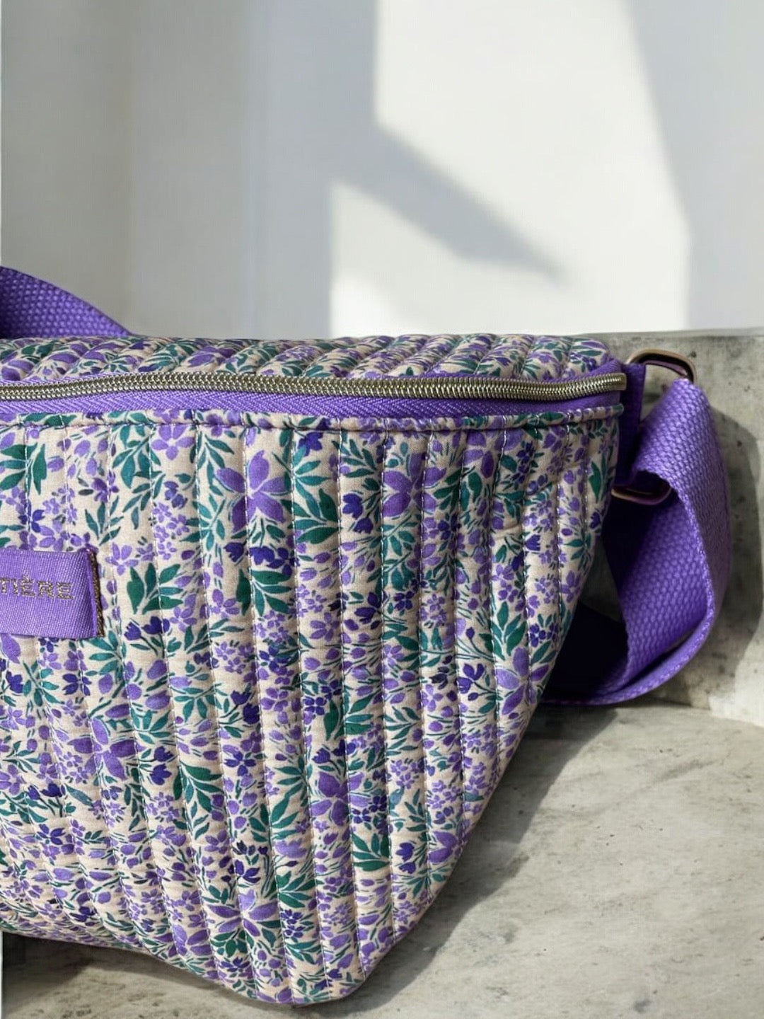 Sac banane en coton liberty fleuri parme « La Ptite cachottière »