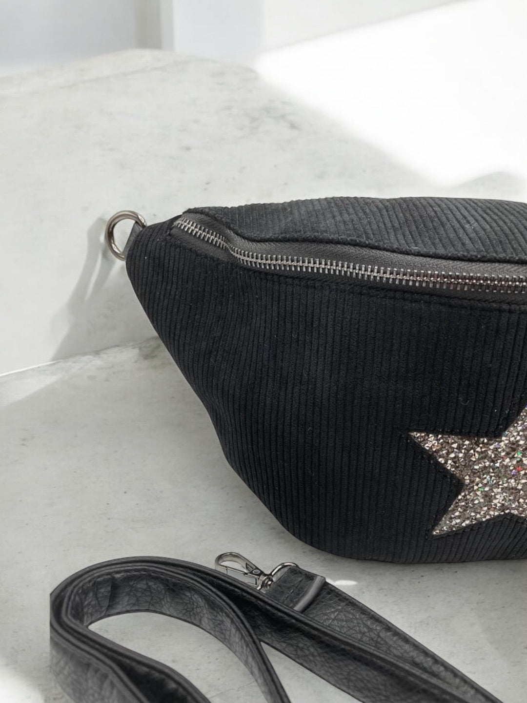 Sac banane noir en velours côtelé avec étoile en strass