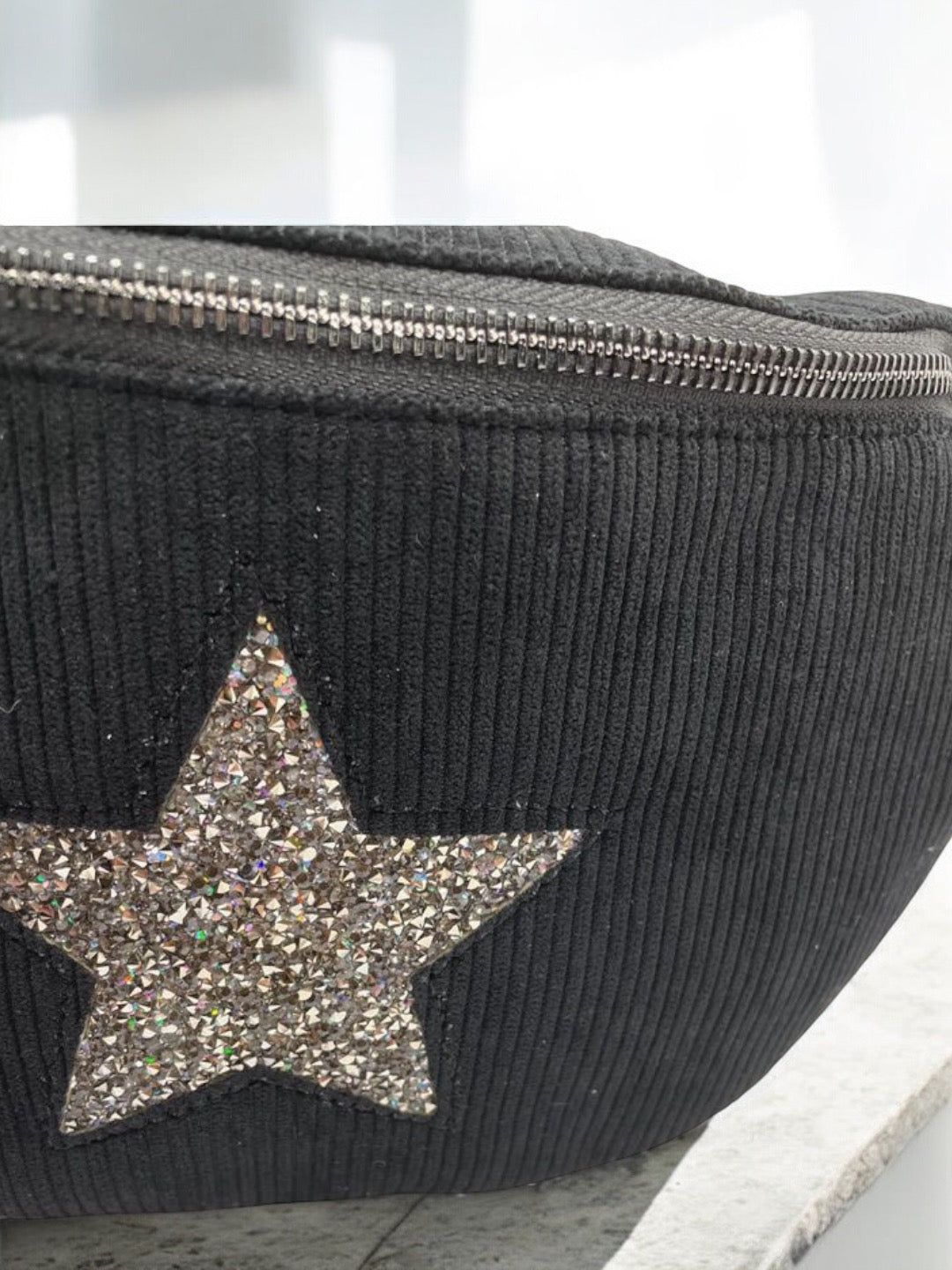 Sac banane noir en velours côtelé avec étoile en strass