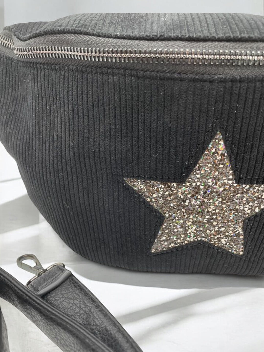 Sac banane noir en velours côtelé avec étoile en strass