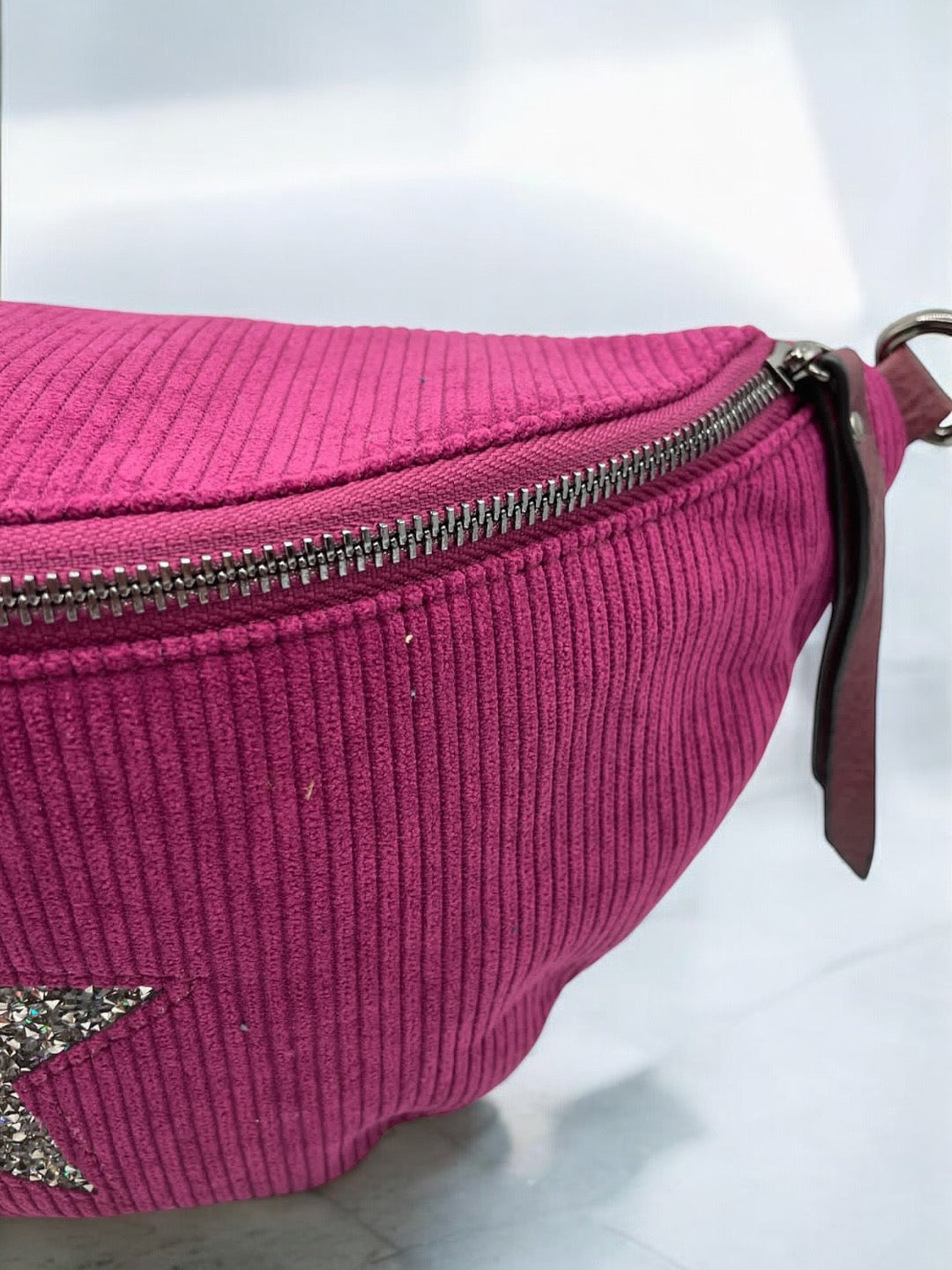 Sac banane rose en velours côtelé avec étoile en strass