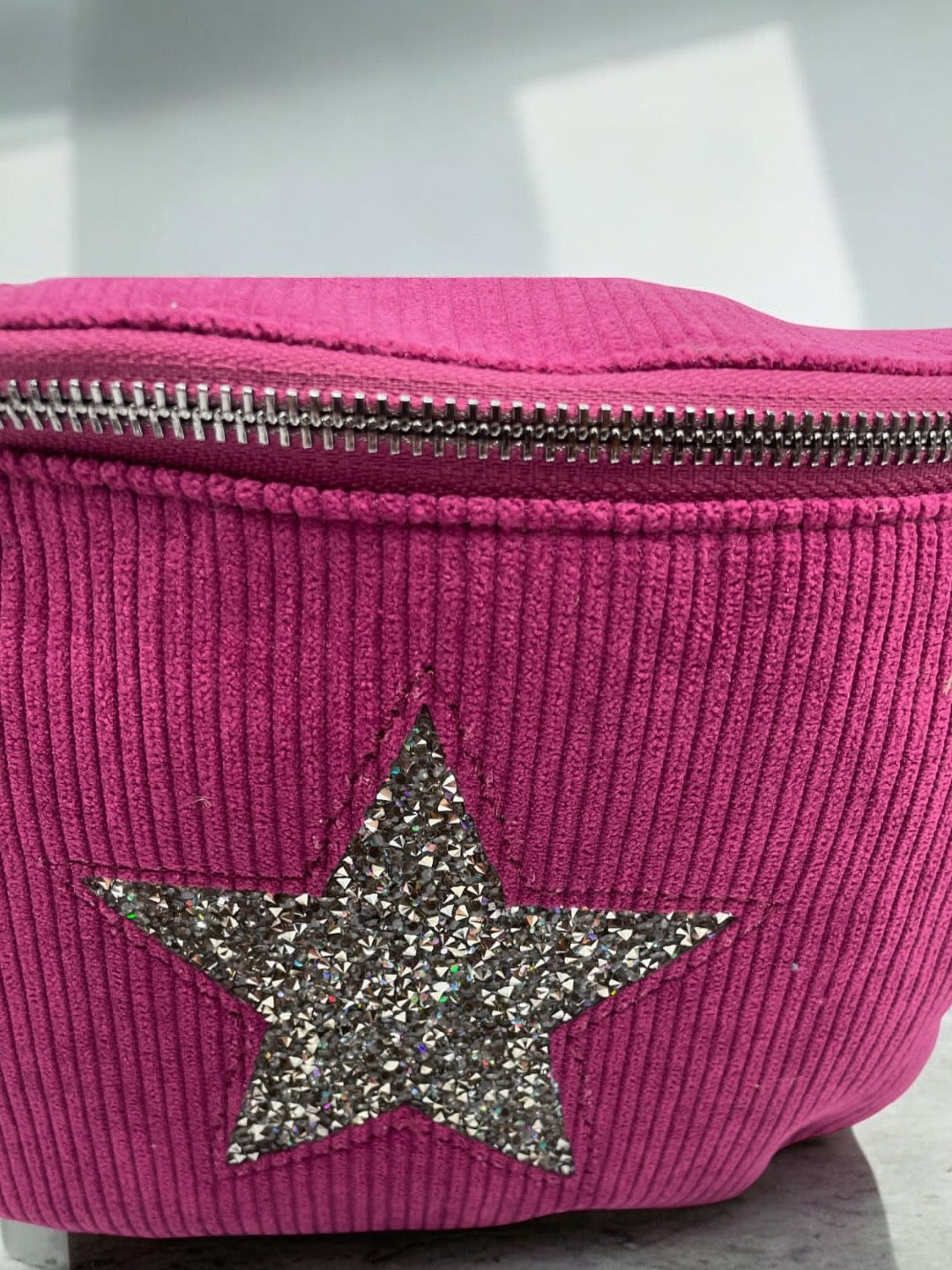 Sac banane rose en velours côtelé avec étoile en strass