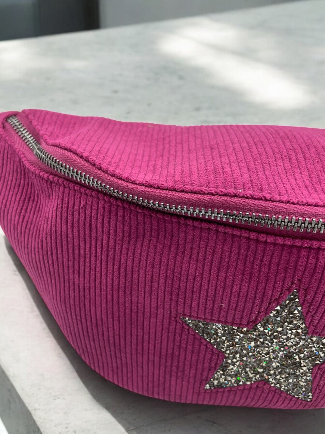 Sac banane rose en velours côtelé avec étoile en strass