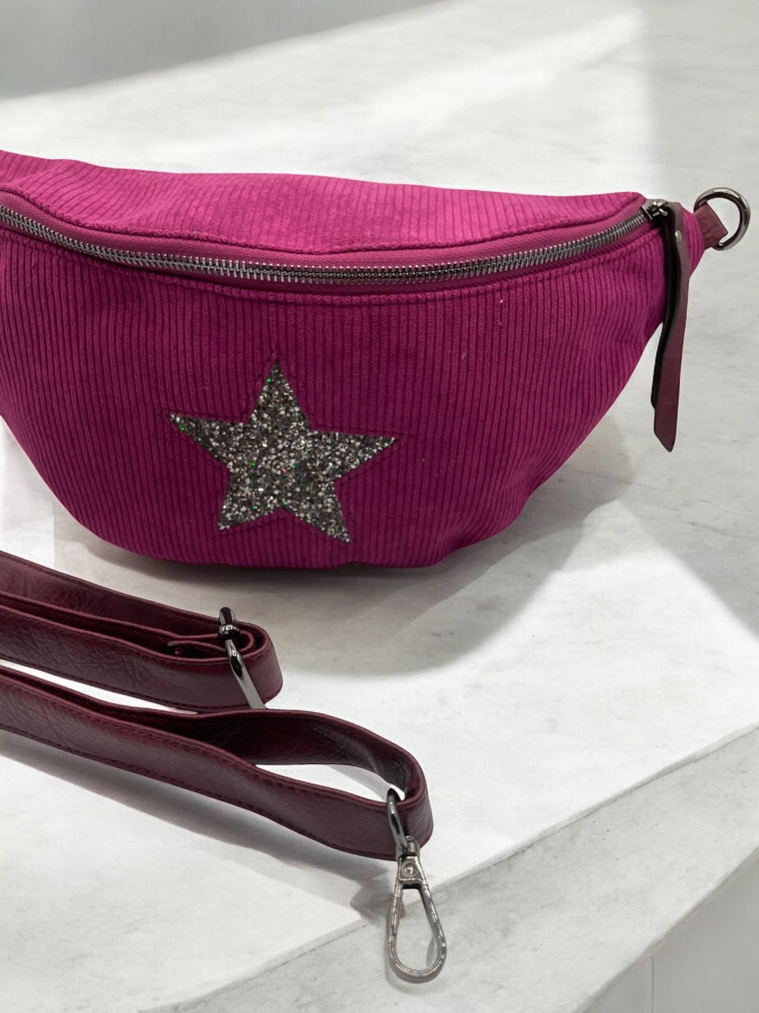 Sac banane rose en velours côtelé avec étoile en strass