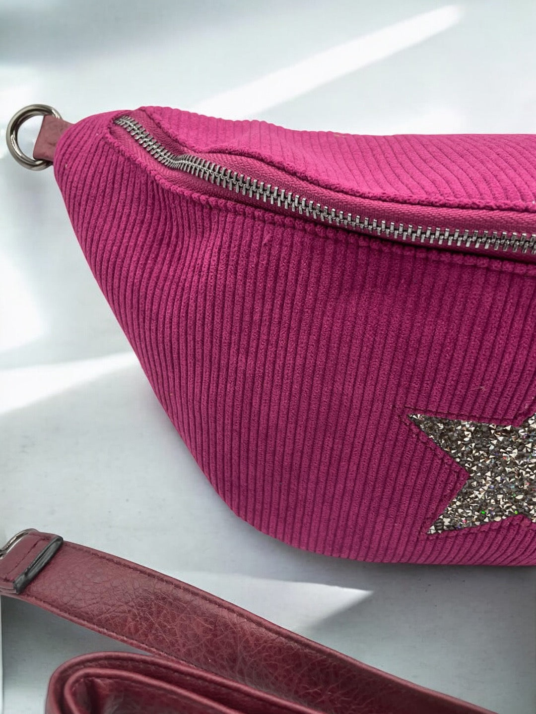 Sac banane rose en velours côtelé avec étoile en strass