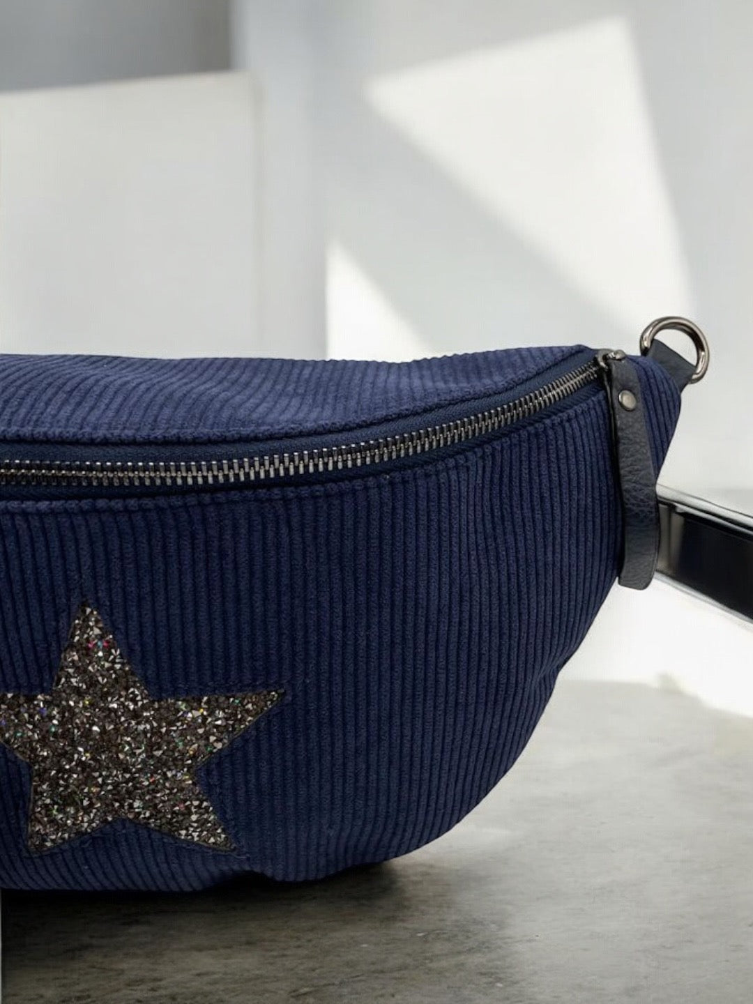 Sac banane bleu marine en velours côtelé avec étoile en strass