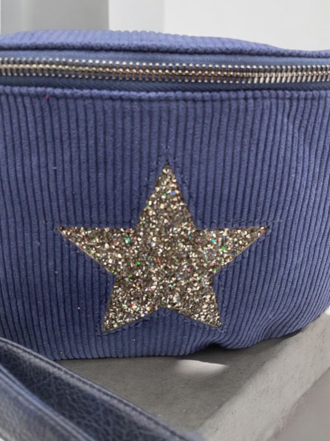 Sac banane bleu marine en velours côtelé avec étoile en strass