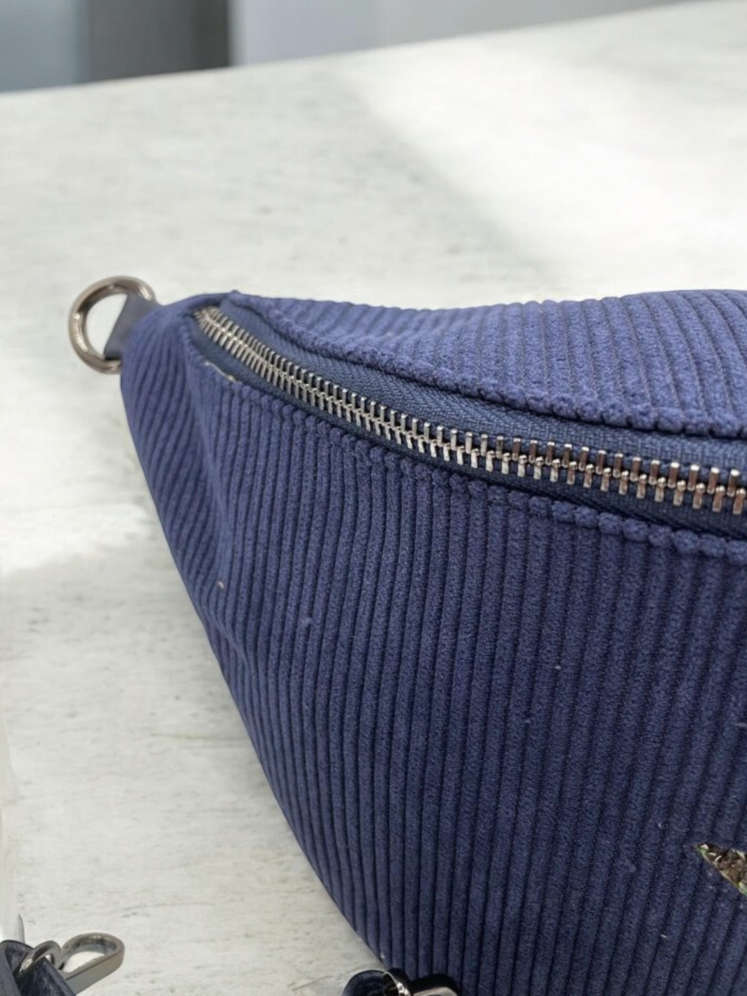 Sac banane bleu marine en velours côtelé avec étoile en strass