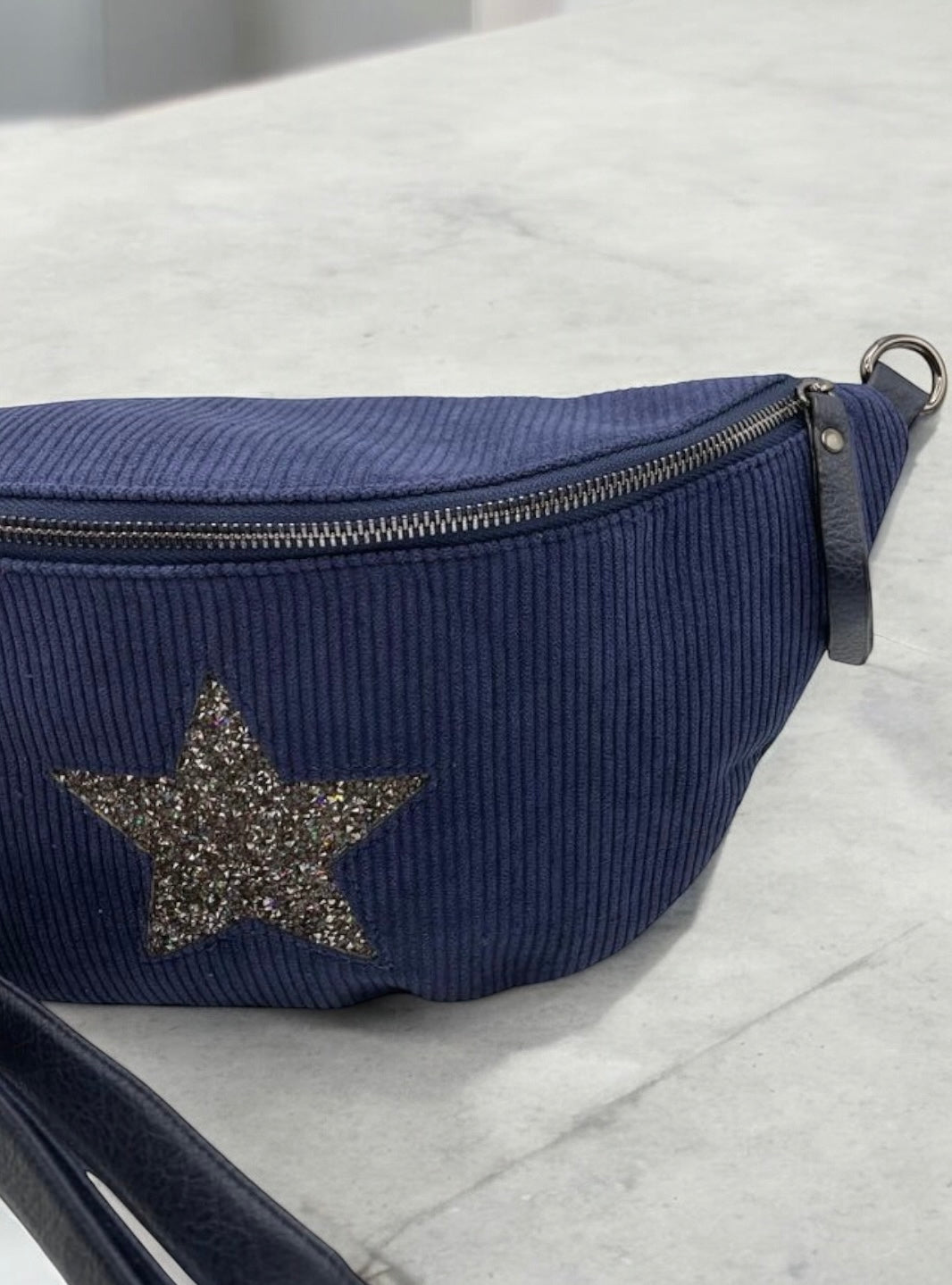 Sac banane bleu marine en velours côtelé avec étoile en strass