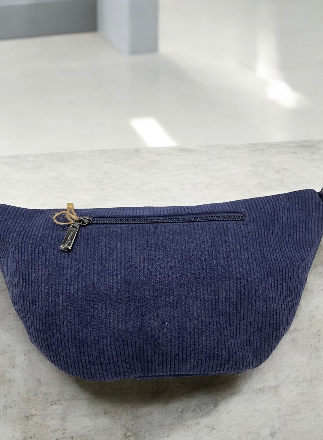 Sac banane bleu marine en velours côtelé avec étoile en strass