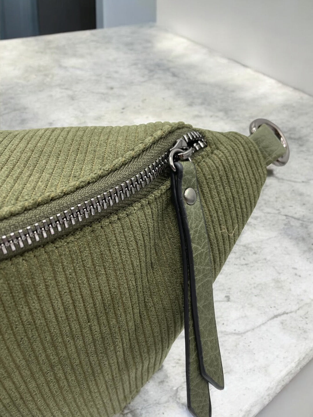 Sac banane kaki en velours côtelé avec étoile en strass