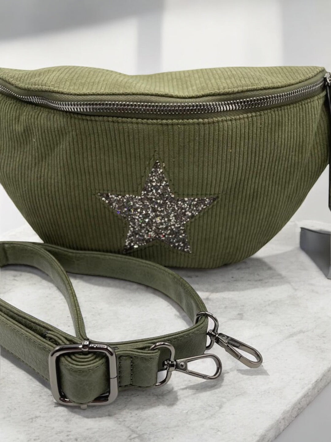 Sac banane kaki en velours côtelé avec étoile en strass