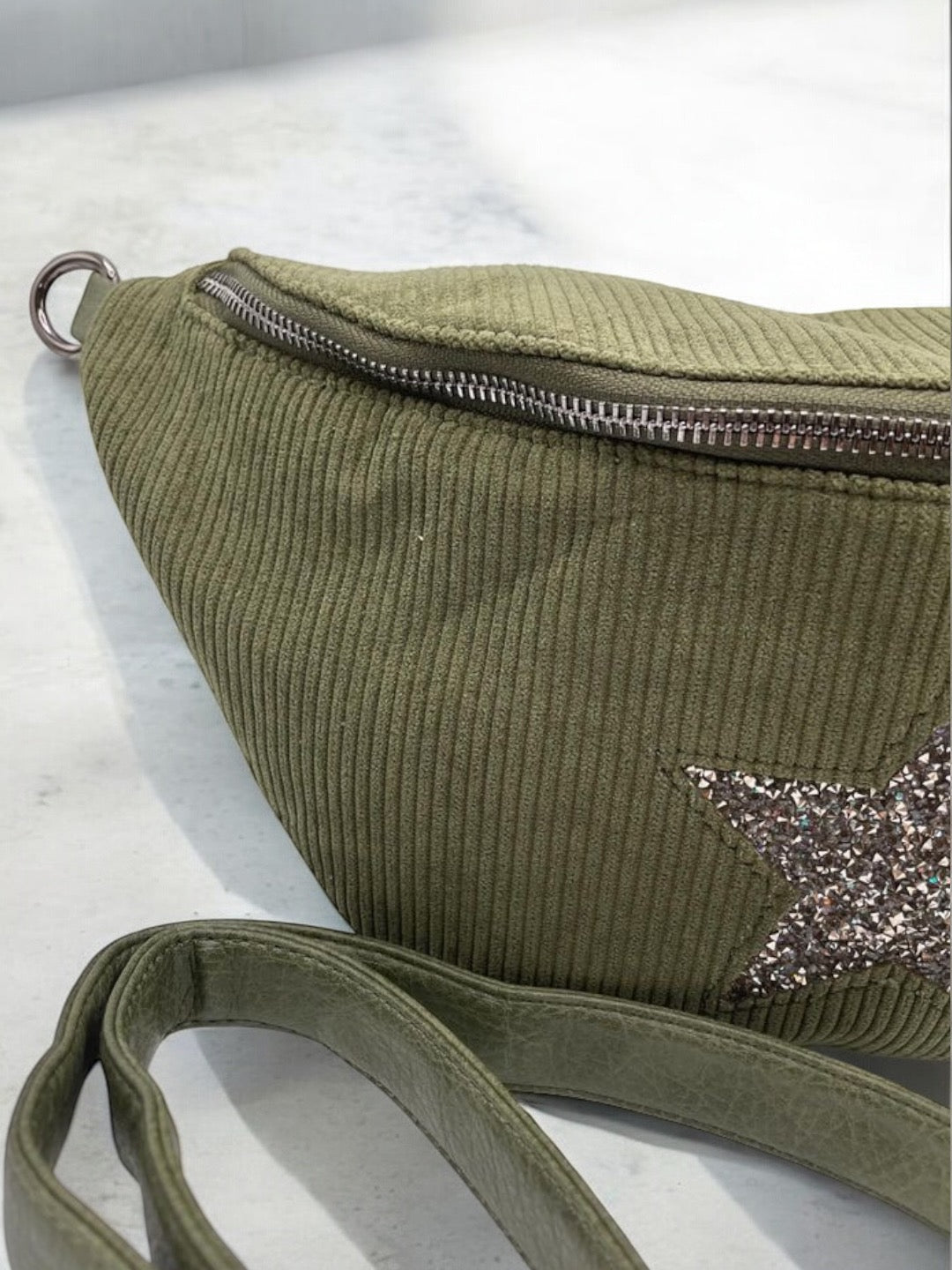 Sac banane kaki en velours côtelé avec étoile en strass