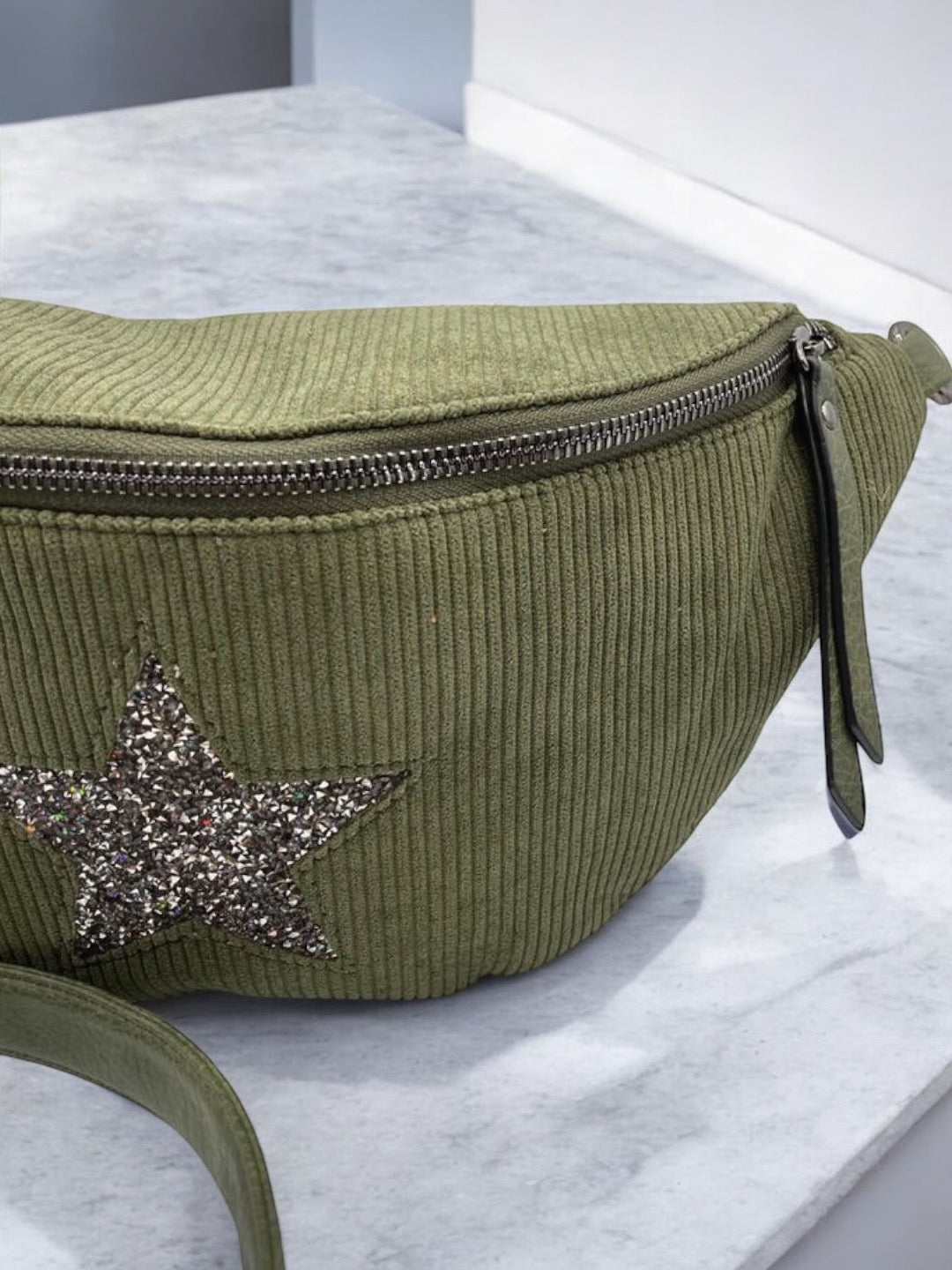 Sac banane kaki en velours côtelé avec étoile en strass