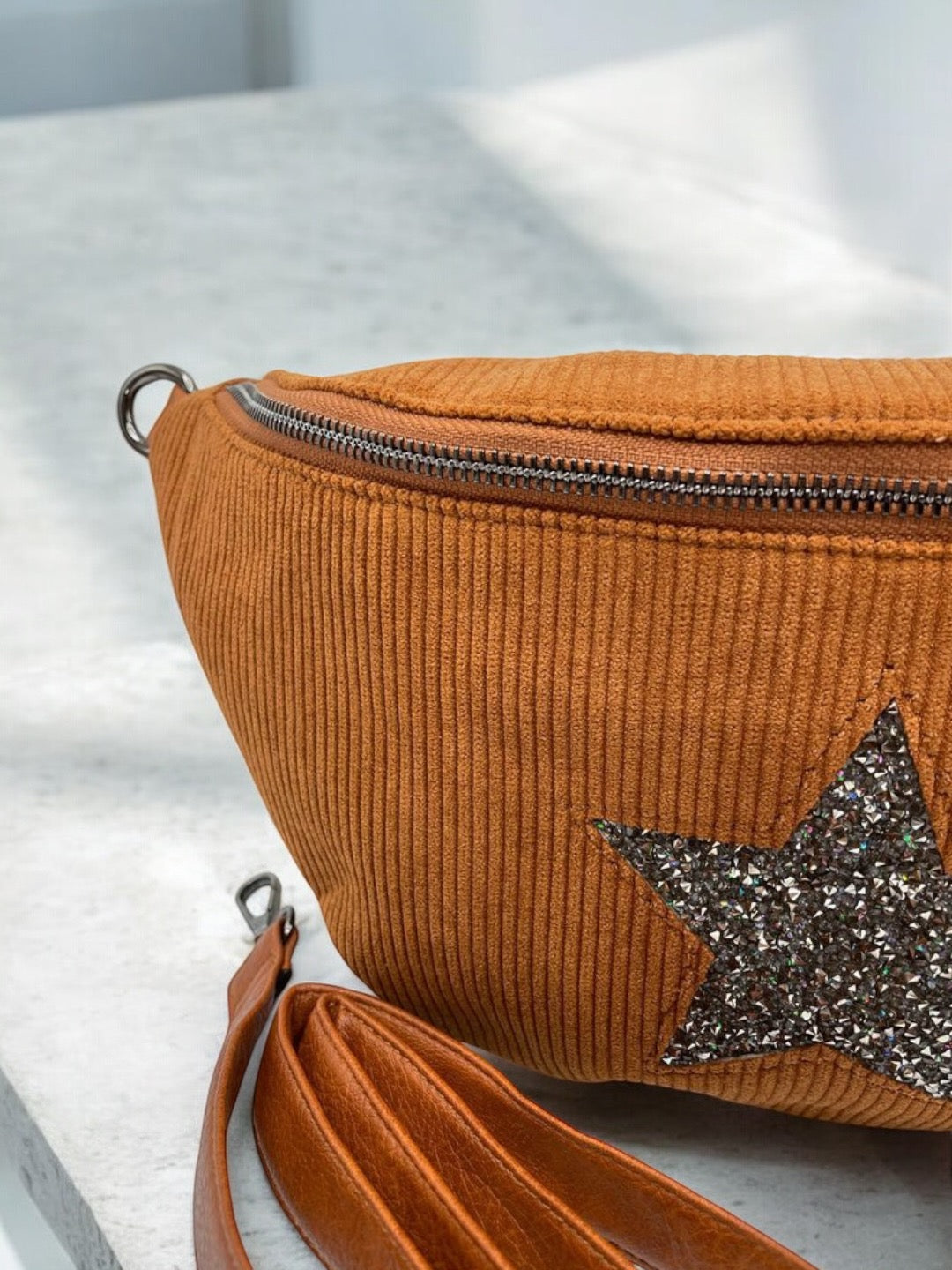 Sac banane camel en velours côtelé avec étoile en strass