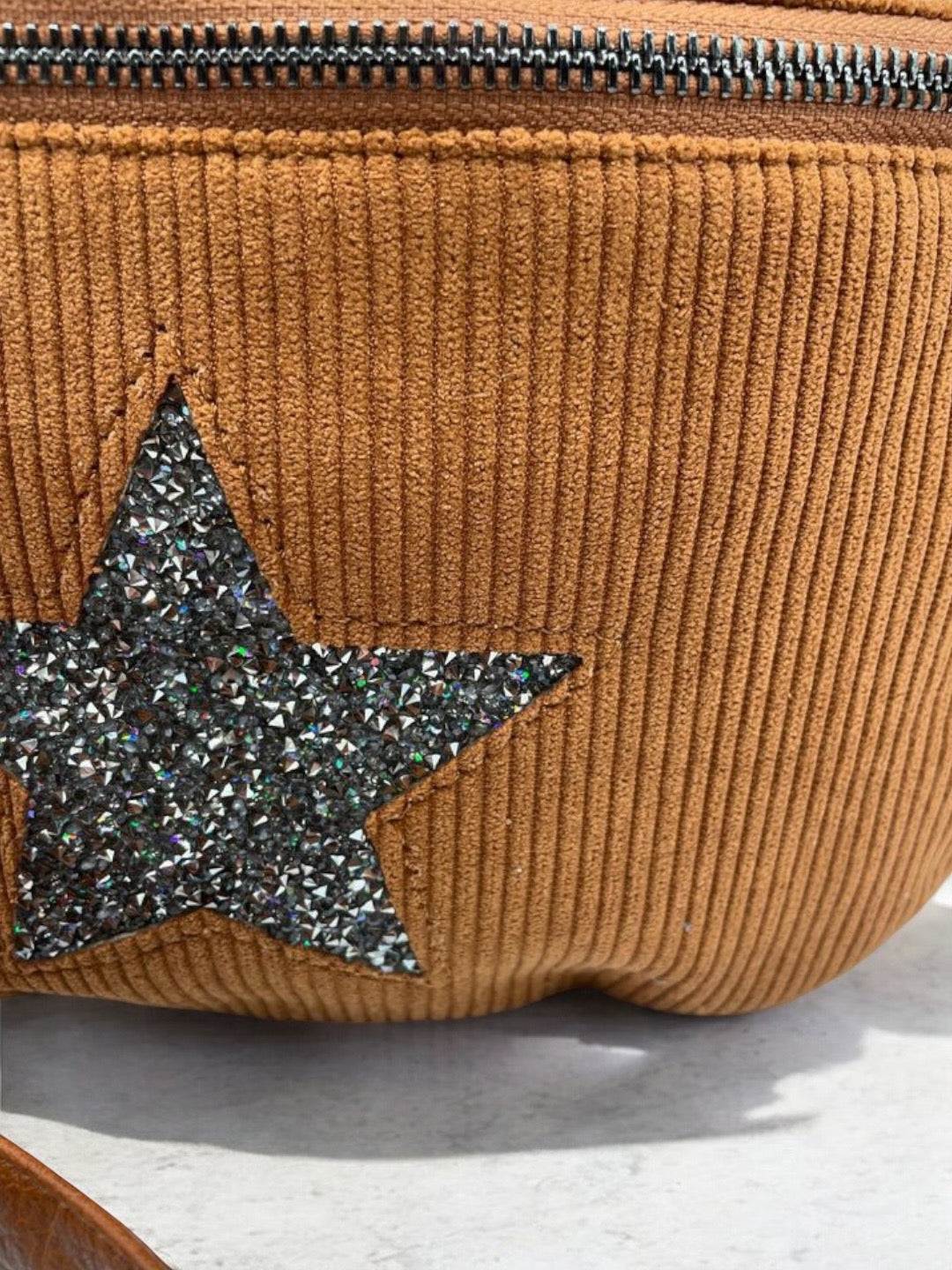 Sac banane camel en velours côtelé avec étoile en strass