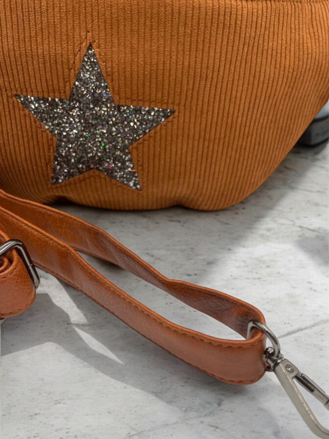 Sac banane camel en velours côtelé avec étoile en strass