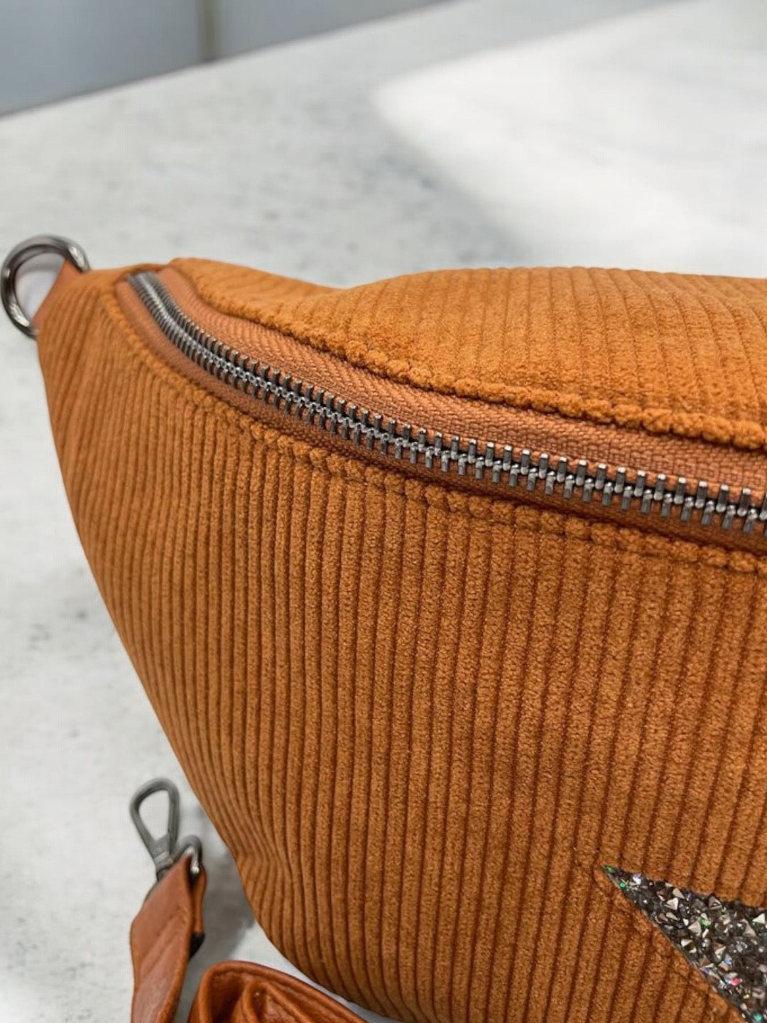 Sac banane camel en velours côtelé avec étoile en strass