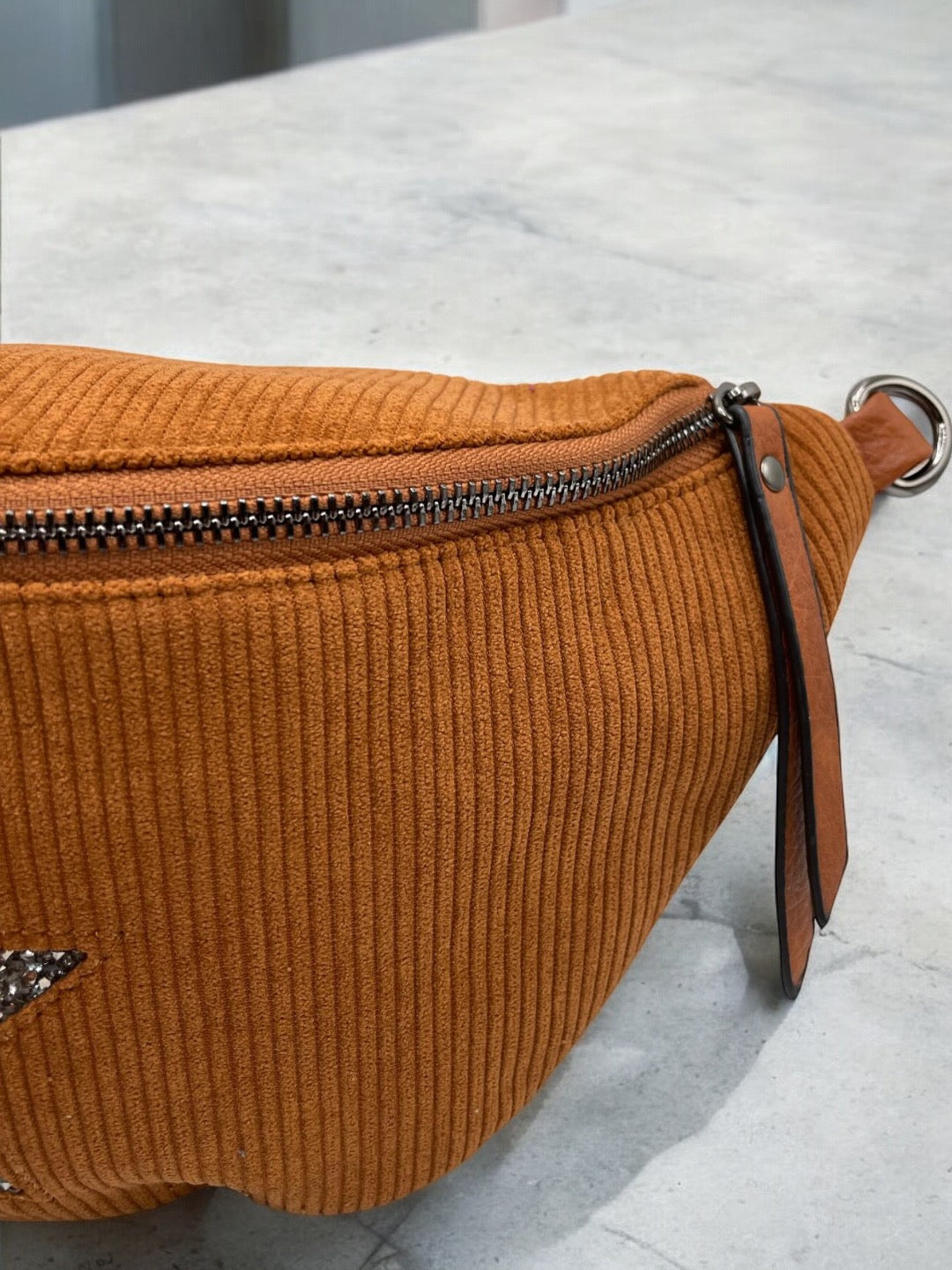 Sac banane camel en velours côtelé avec étoile en strass