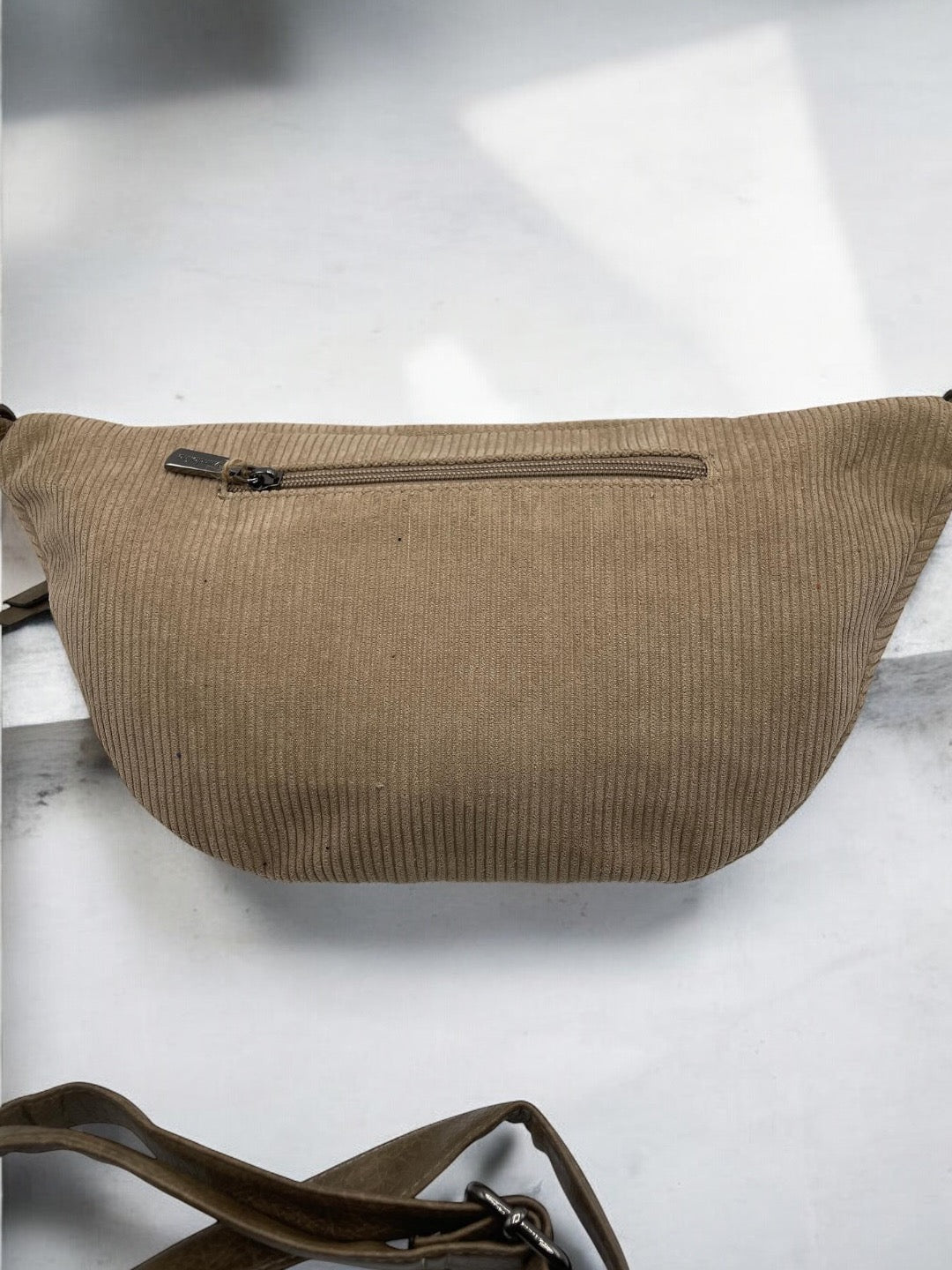 Sac banane taupe en velours côtelé avec étoile en strass