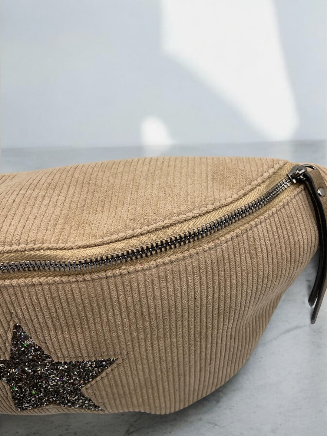 Sac banane taupe en velours côtelé avec étoile en strass