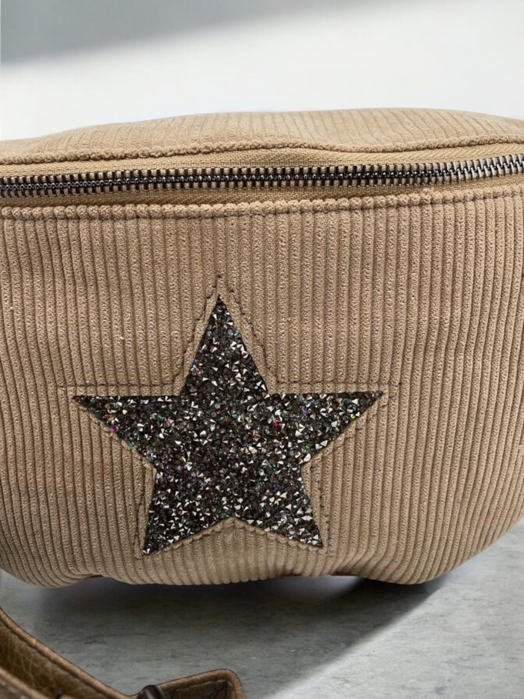 Sac banane taupe en velours côtelé avec étoile en strass