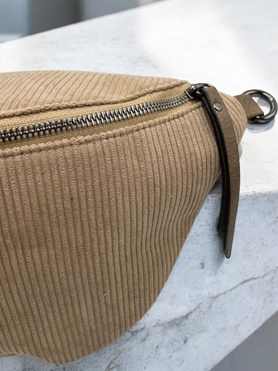 Sac banane taupe en velours côtelé avec étoile en strass